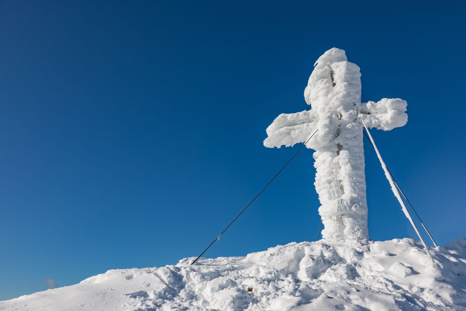 Canon EOS 5D Mark IV sample photo. Summit cross, cold, snow photography