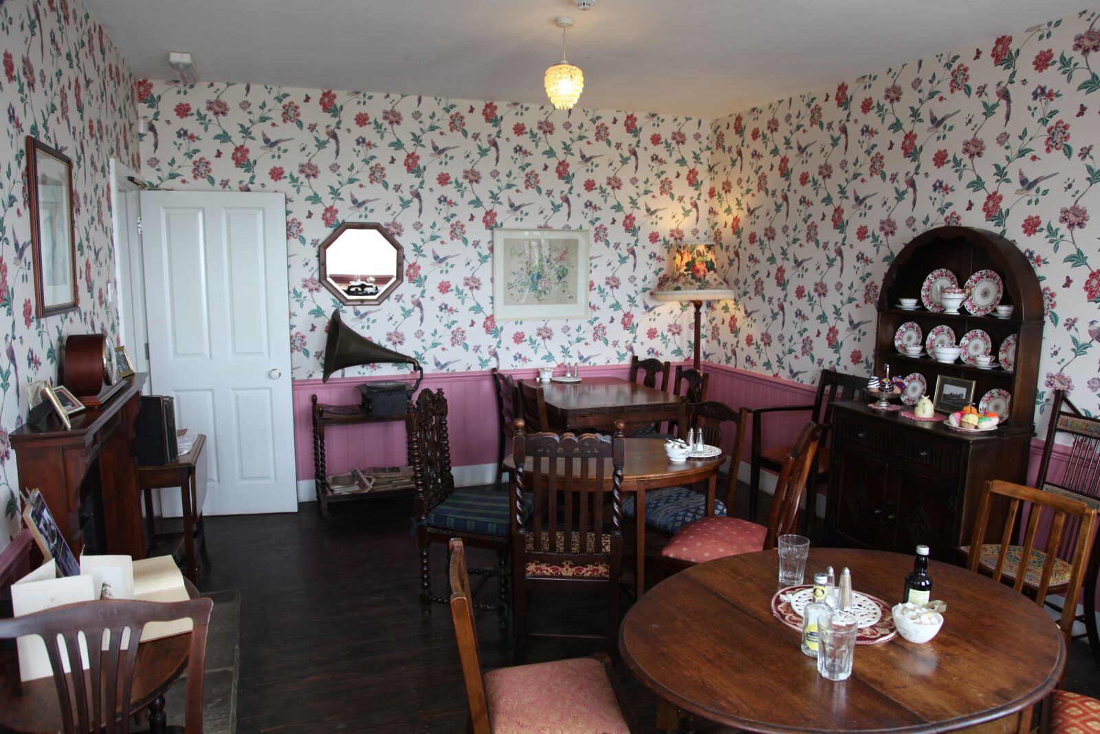 Canon EOS 5D Mark II sample photo. Cafe, retro, antique photography