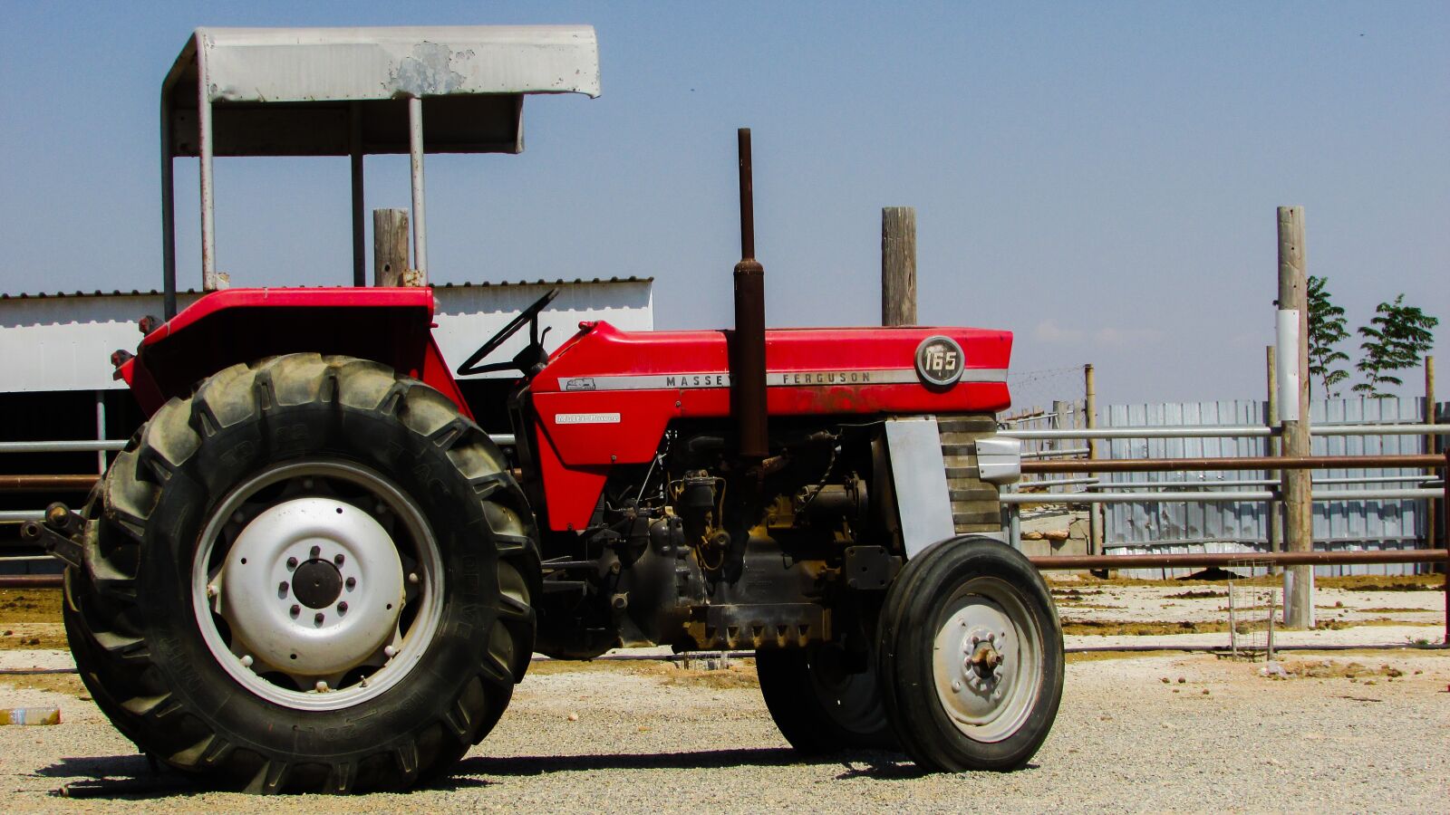 Canon PowerShot SX400 IS sample photo. Tractor, farm, agriculture photography