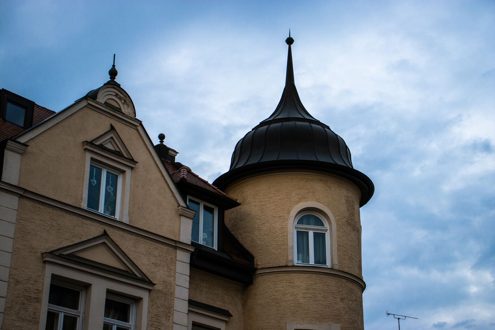 Canon EOS 200D (EOS Rebel SL2 / EOS Kiss X9) sample photo. House, tower, architecture photography