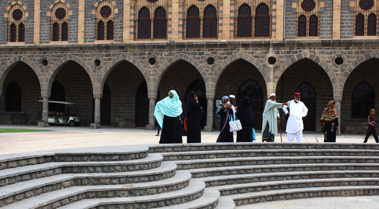 Canon EOS 1200D (EOS Rebel T5 / EOS Kiss X70 / EOS Hi) sample photo. Architecture, madina, people, tourists photography