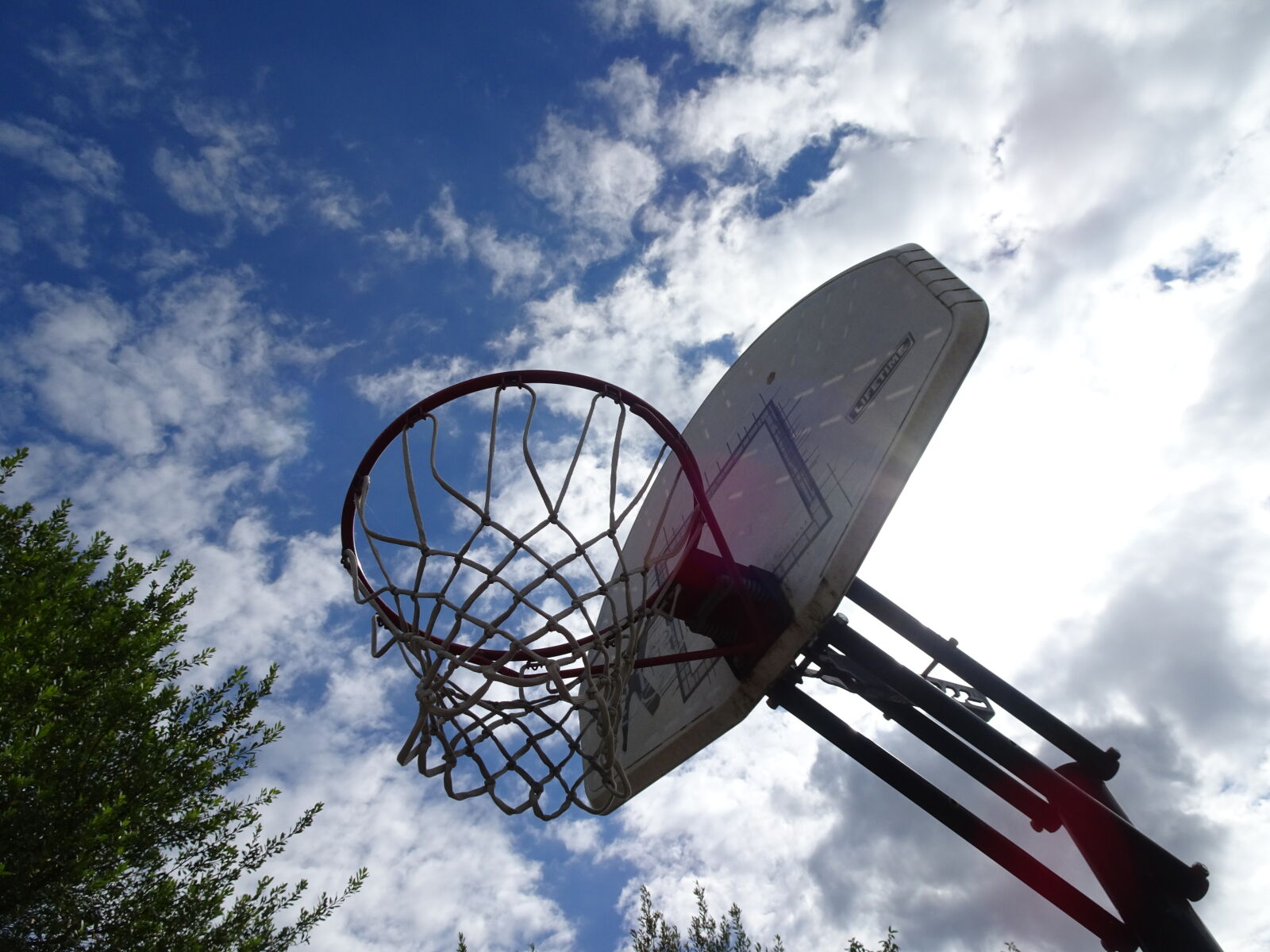 Sony Cyber-shot DSC-HX90V sample photo. Basketball, lightwork, sky photography