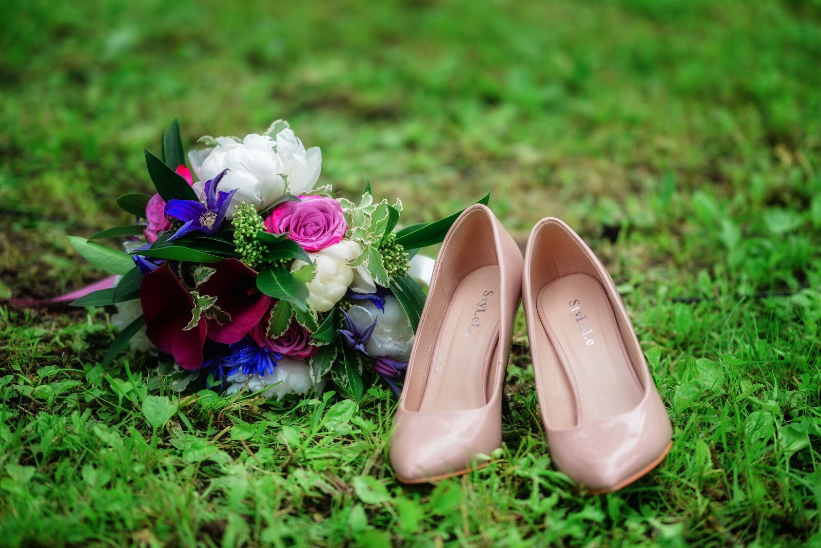 Nikon D800 sample photo. Shoes, heels, bouquet photography