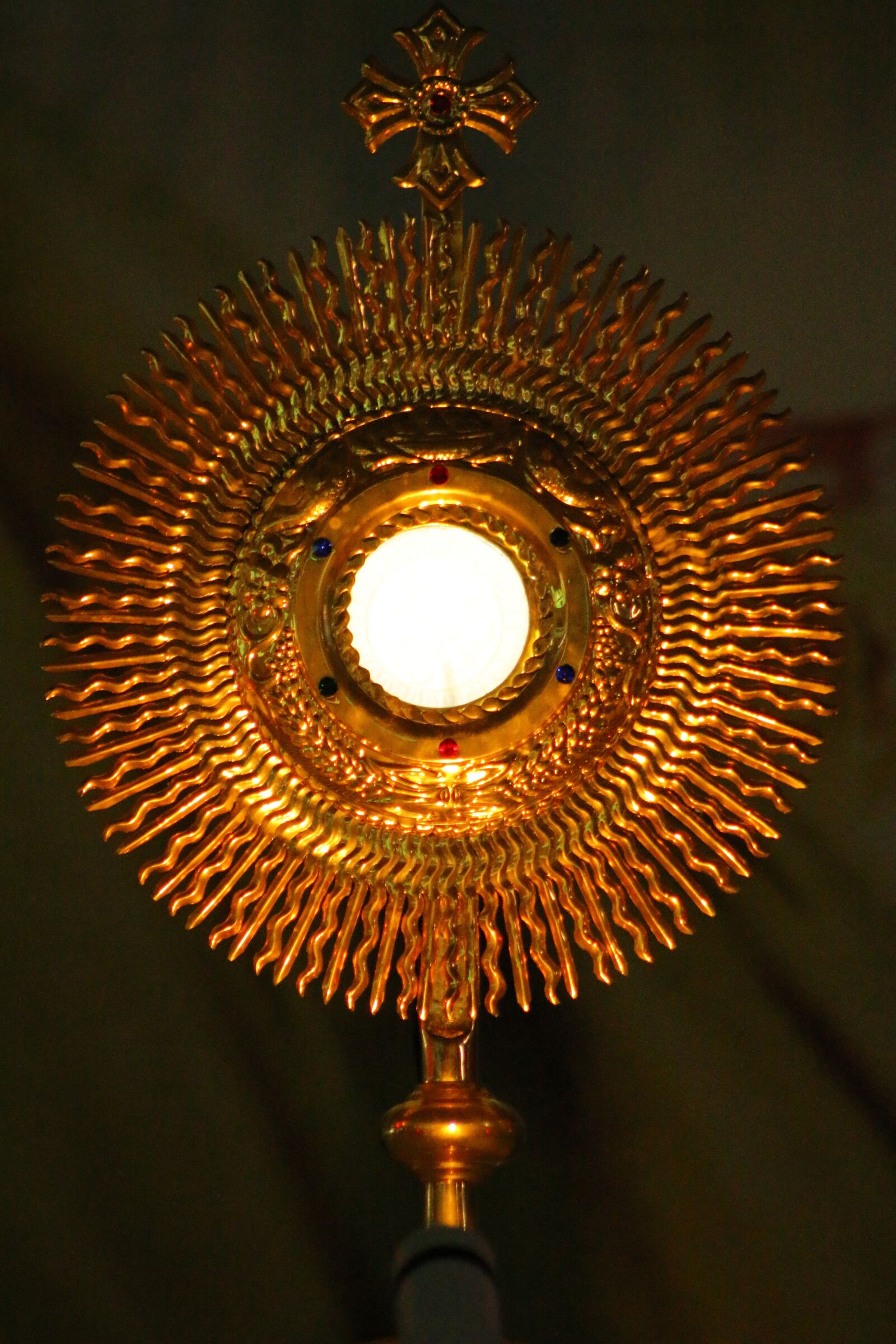 Canon EF 75-300mm f/4-5.6 USM sample photo. Eucharist, adoration, sacred photography