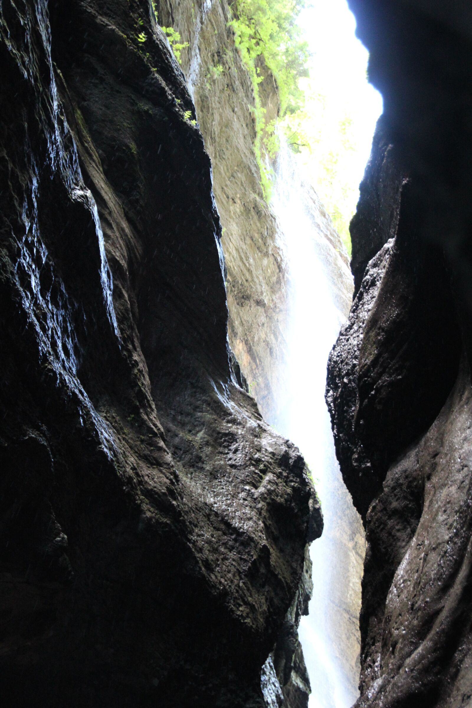 Canon EOS 600D (Rebel EOS T3i / EOS Kiss X5) sample photo. Crevice, water, mass photography