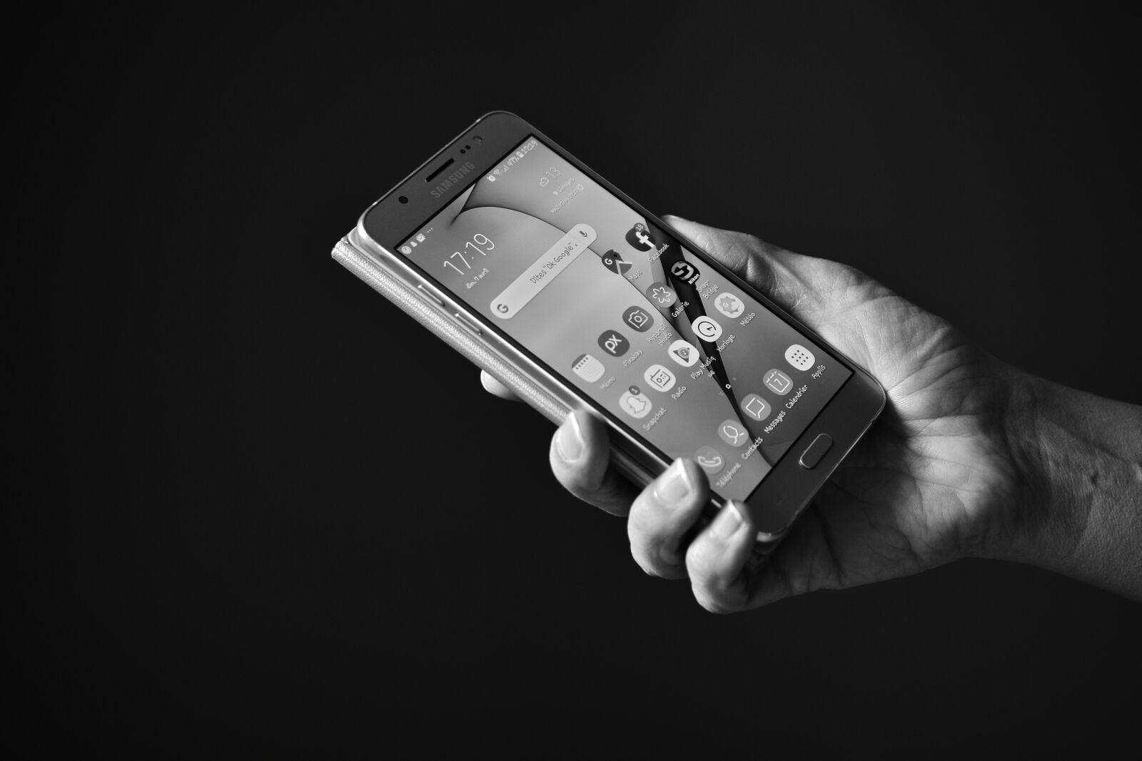 Nikon D5600 sample photo. Phone, smartphone, hand photography