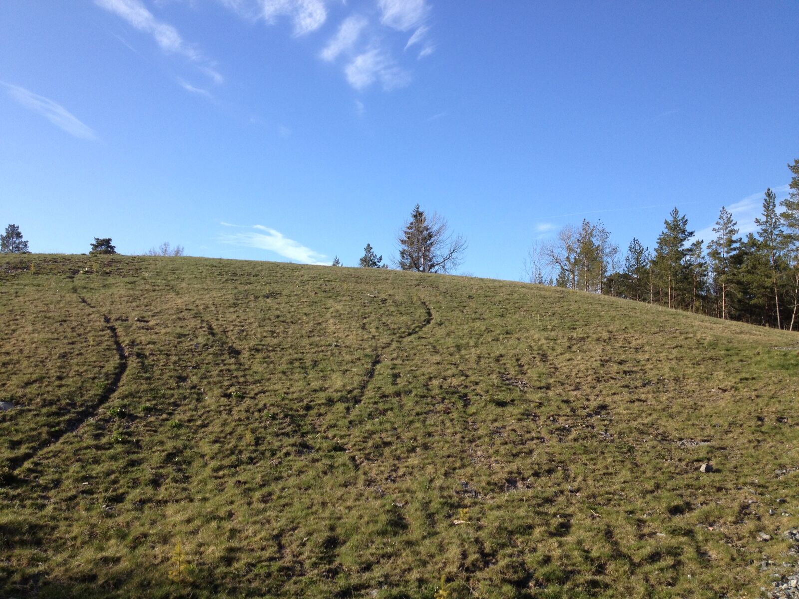 iPhone 4S back camera 4.28mm f/2.4 sample photo. Blue, sky, green, hill photography