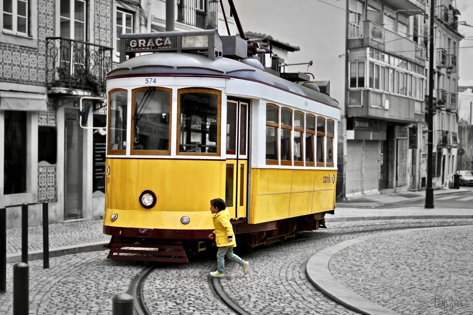 Canon EOS 550D (EOS Rebel T2i / EOS Kiss X4) sample photo. Lisbon, yellow, child photography