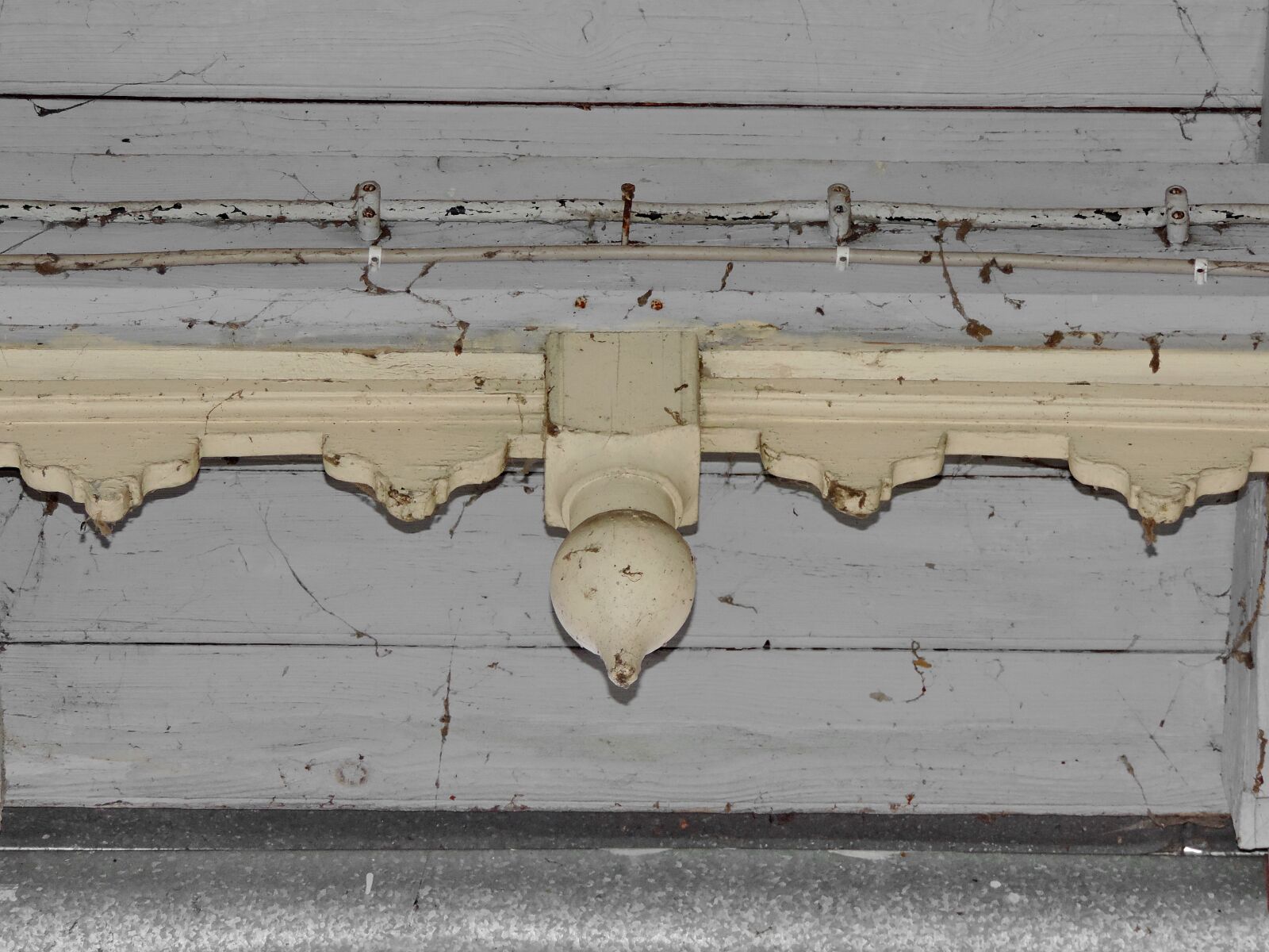 Nikon Coolpix P520 sample photo. Carving, decoration, front porch photography