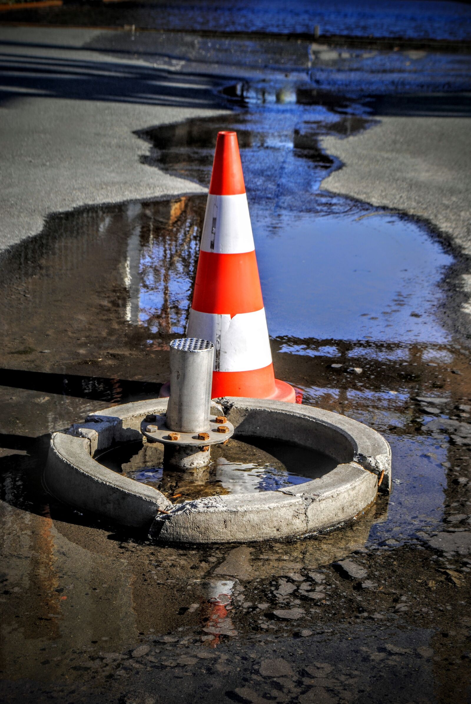 Nikon D3000 sample photo. Signal, puddle, red photography