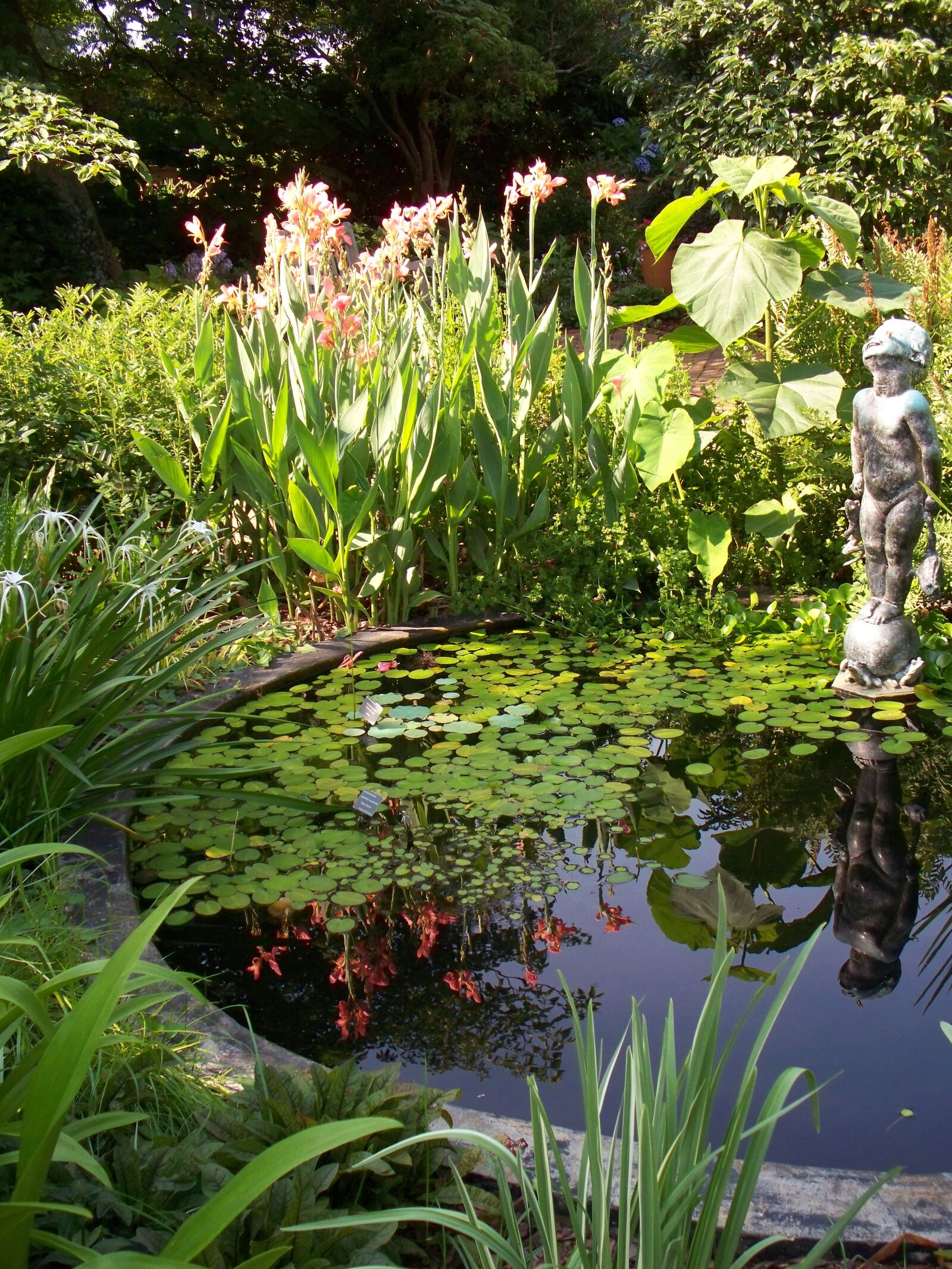 Kodak EASYSHARE Z1485 IS DIGITAL CAMERA sample photo. Garden, green, statue photography