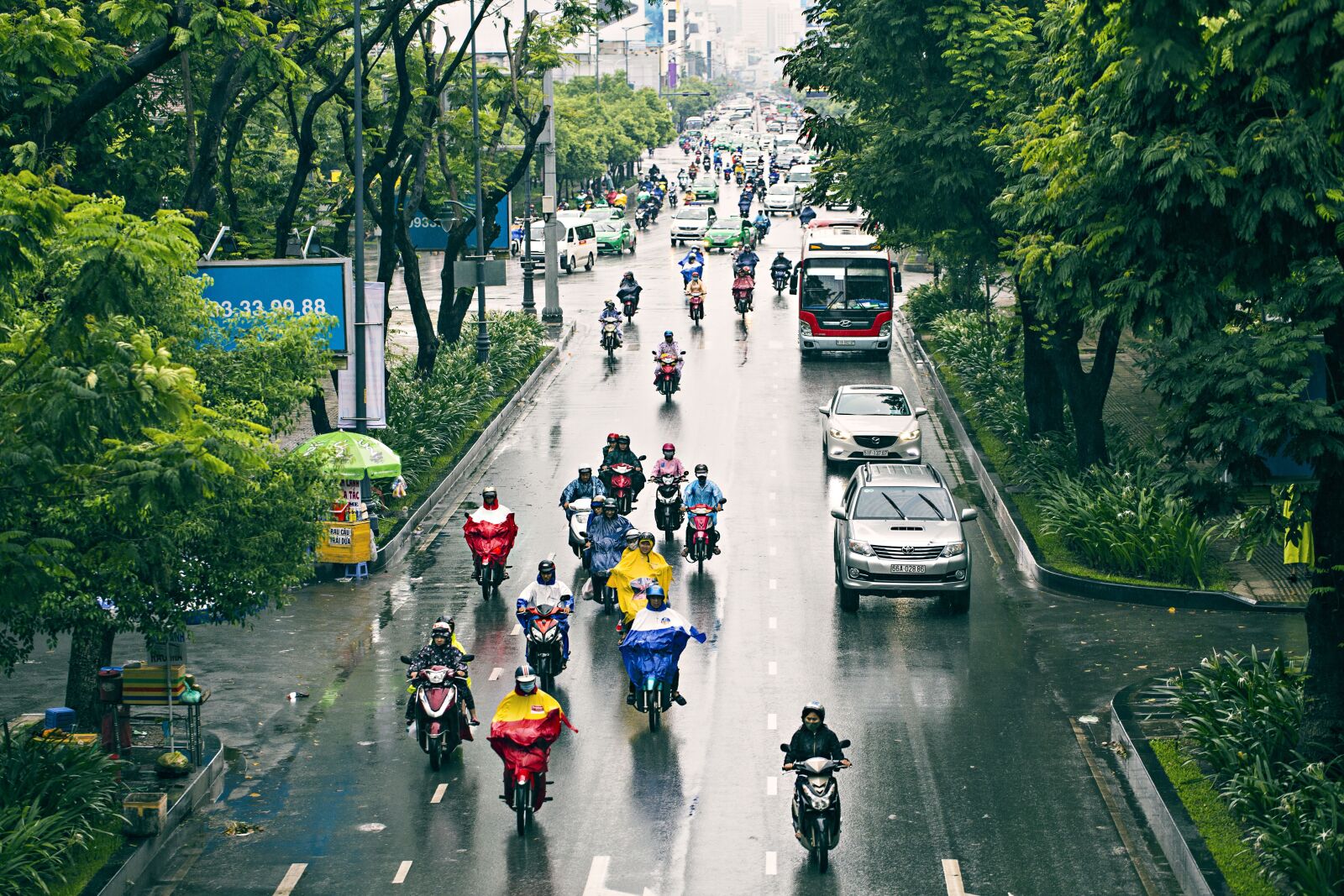 Canon EF 100mm F2.8L Macro IS USM sample photo. Rain, urban, traffic photography