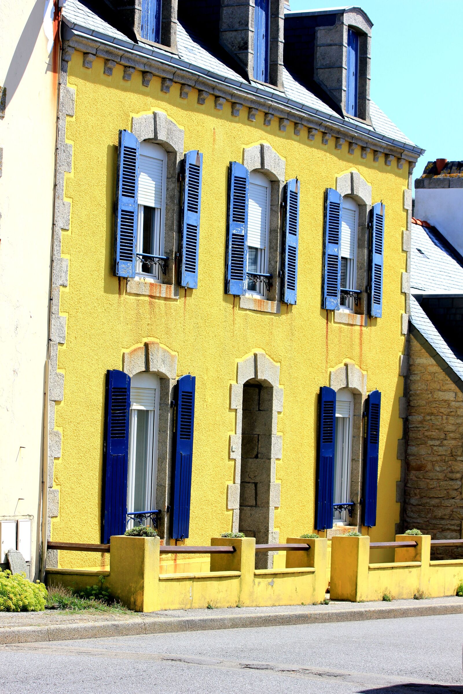 Canon EOS 550D (EOS Rebel T2i / EOS Kiss X4) sample photo. House, yellow, shutters photography