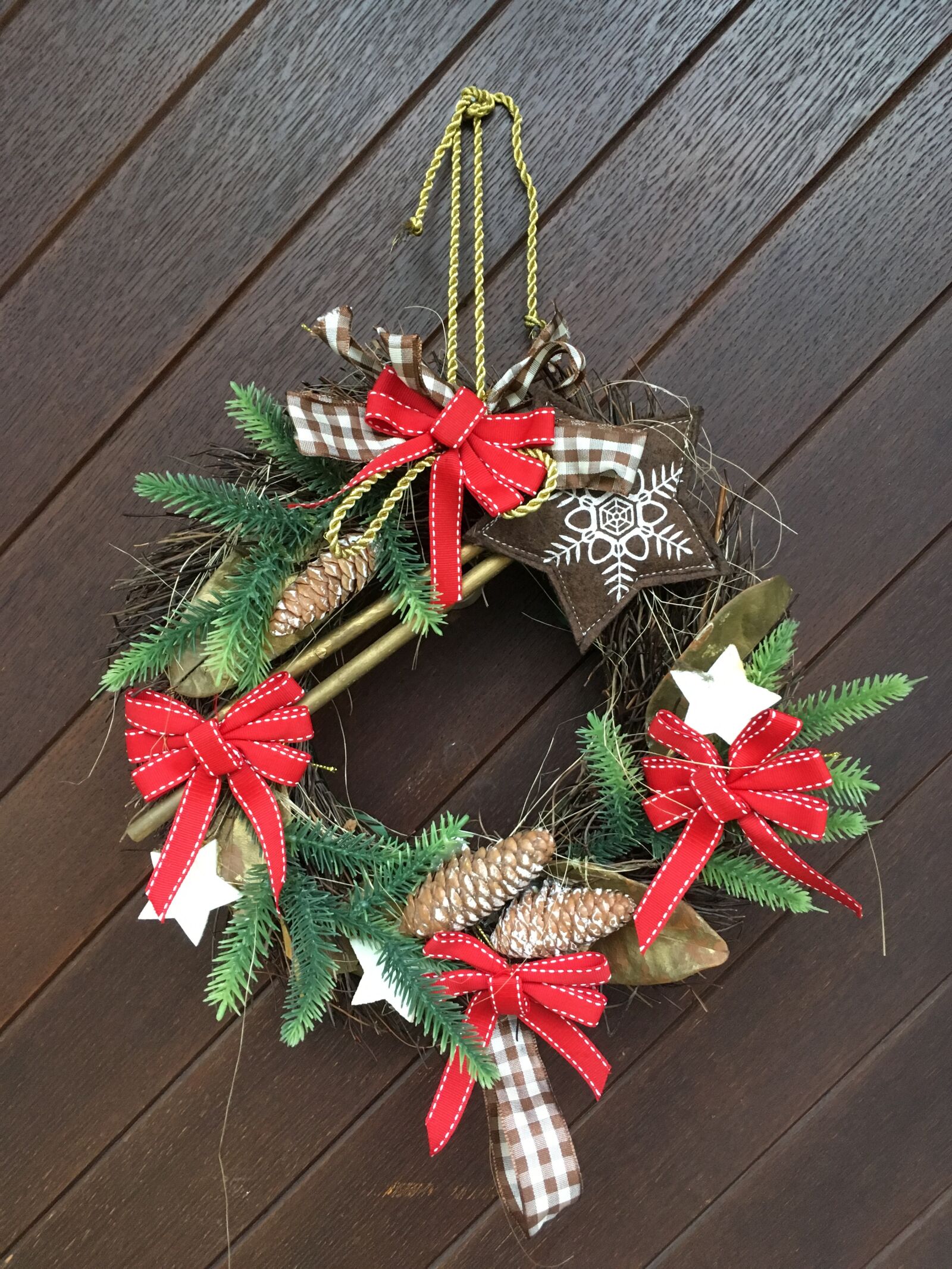 Apple iPhone SE sample photo. Christmas decoration, door, ribbon photography