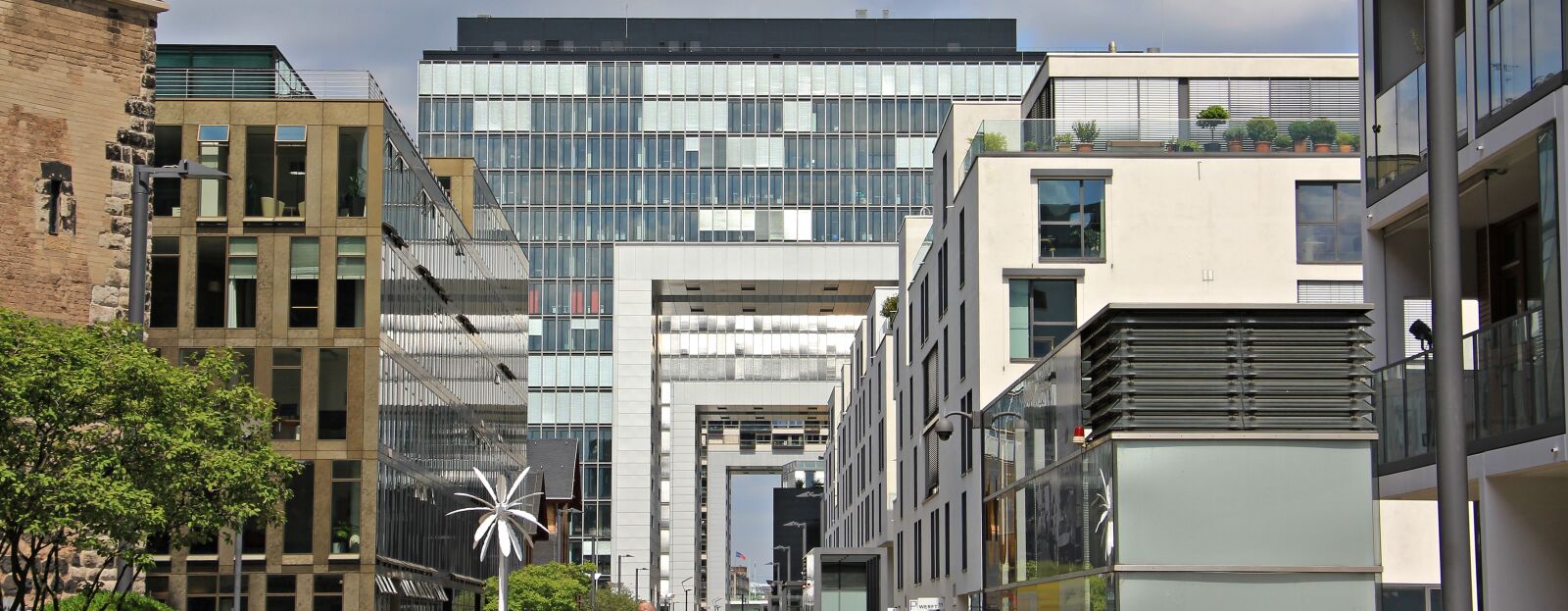 Canon EOS 550D (EOS Rebel T2i / EOS Kiss X4) sample photo. Crane homes, architecture, cologne photography