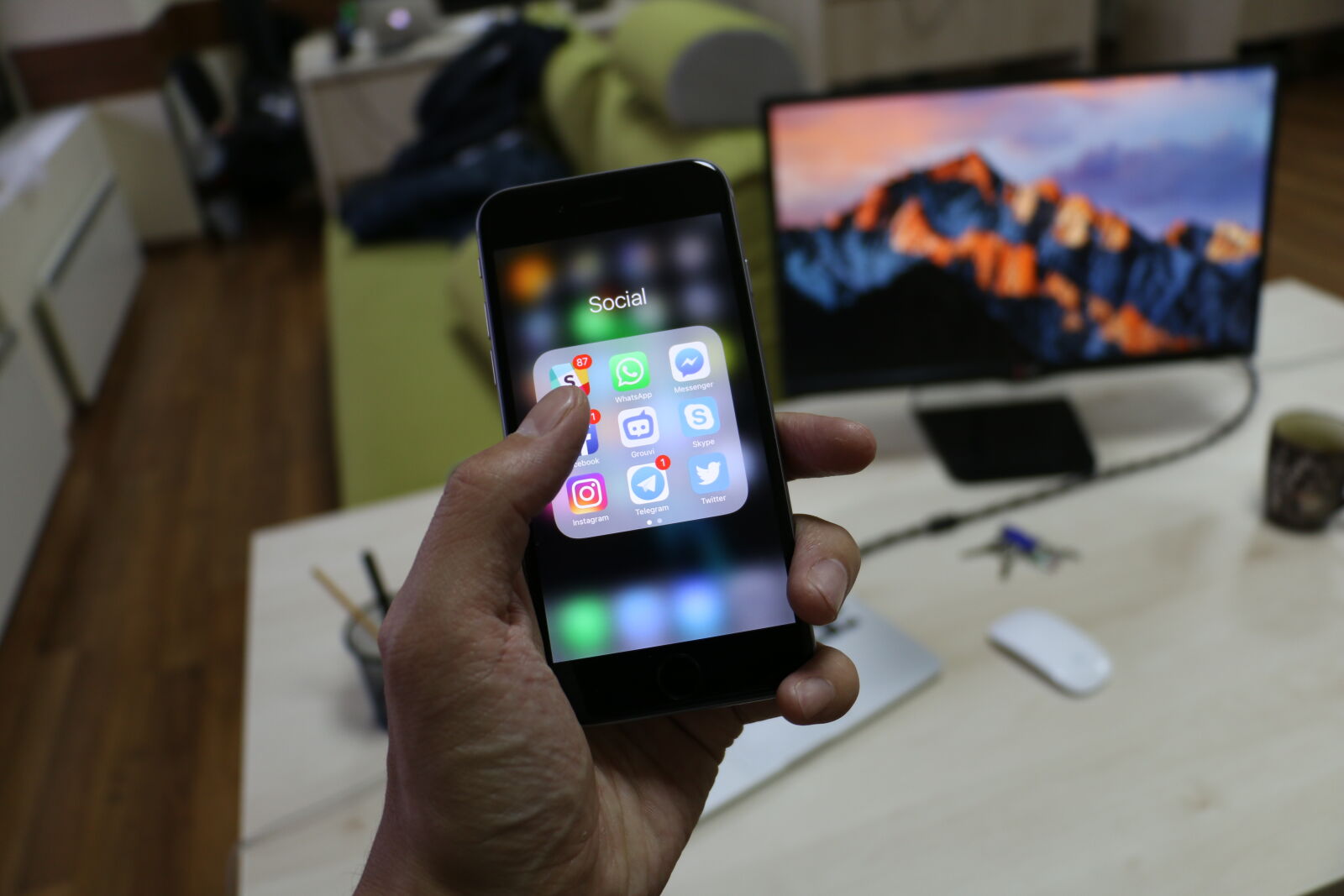 Canon EOS 70D sample photo. Devices, hand, ios, iphone, 6 photography