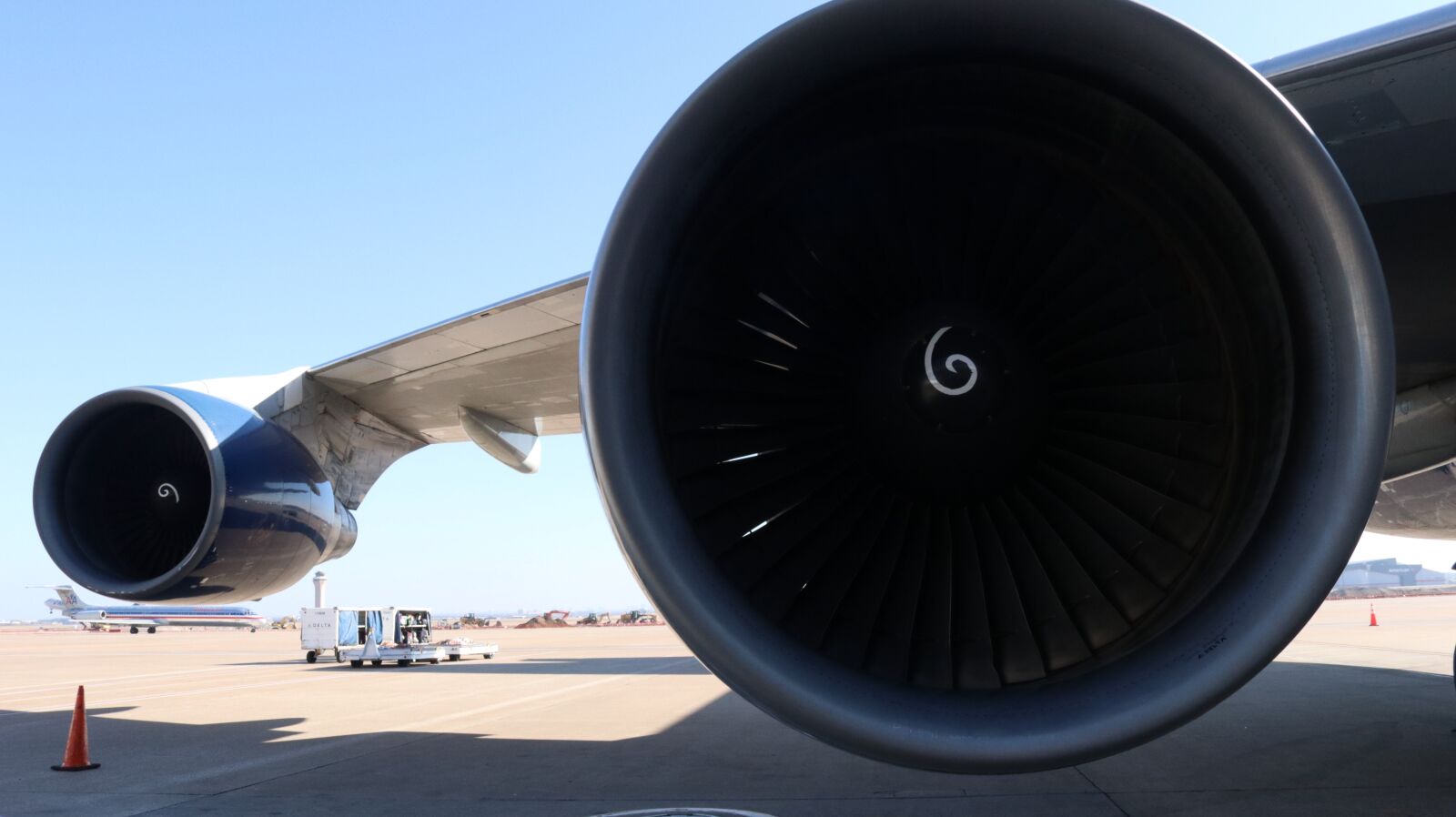 Canon EOS 80D sample photo. Delta airlines, 747, airport photography