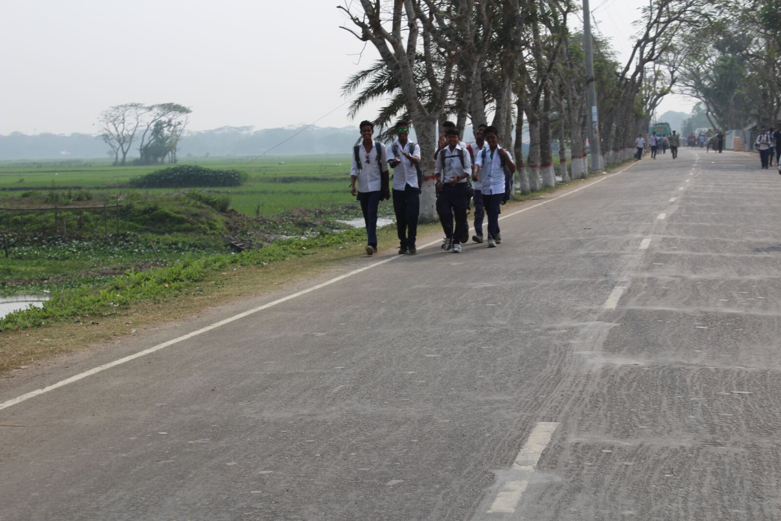 Canon EOS 1200D (EOS Rebel T5 / EOS Kiss X70 / EOS Hi) sample photo. Road, village, boys photography