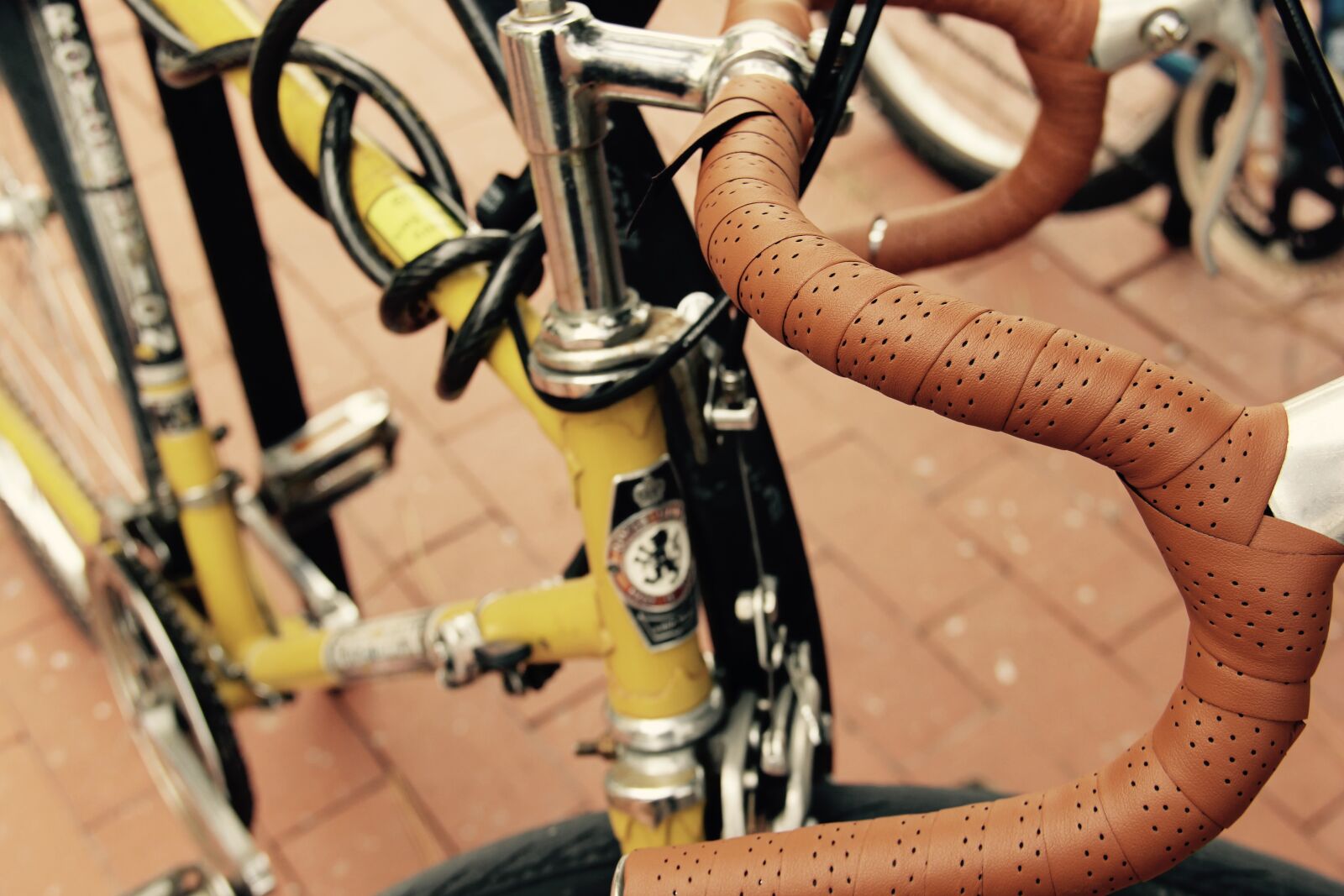 Canon EF-S 18-135mm F3.5-5.6 IS sample photo. Aesthetic, bicycle, bike, brick photography