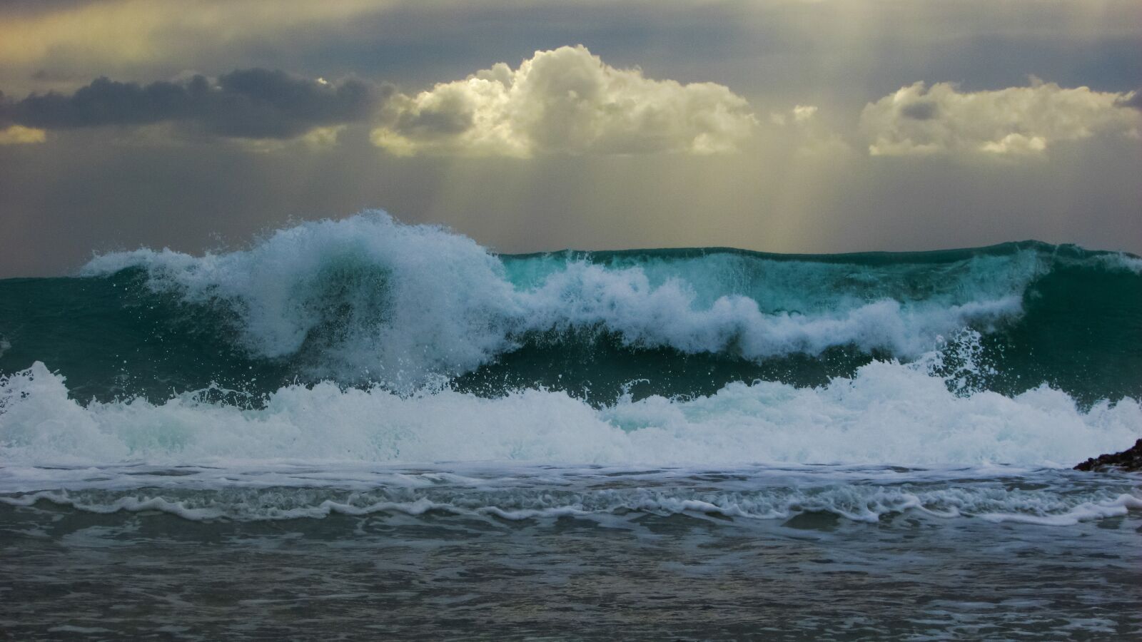 Canon PowerShot SX400 IS sample photo. Wave, smashing, wind photography