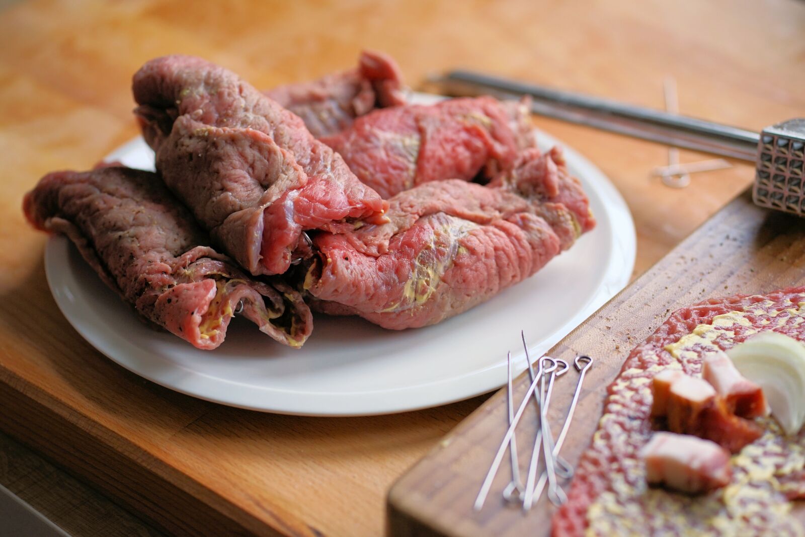 Sony a7 II + Sony FE 85mm F1.8 sample photo. Roulades, beef, meat photography
