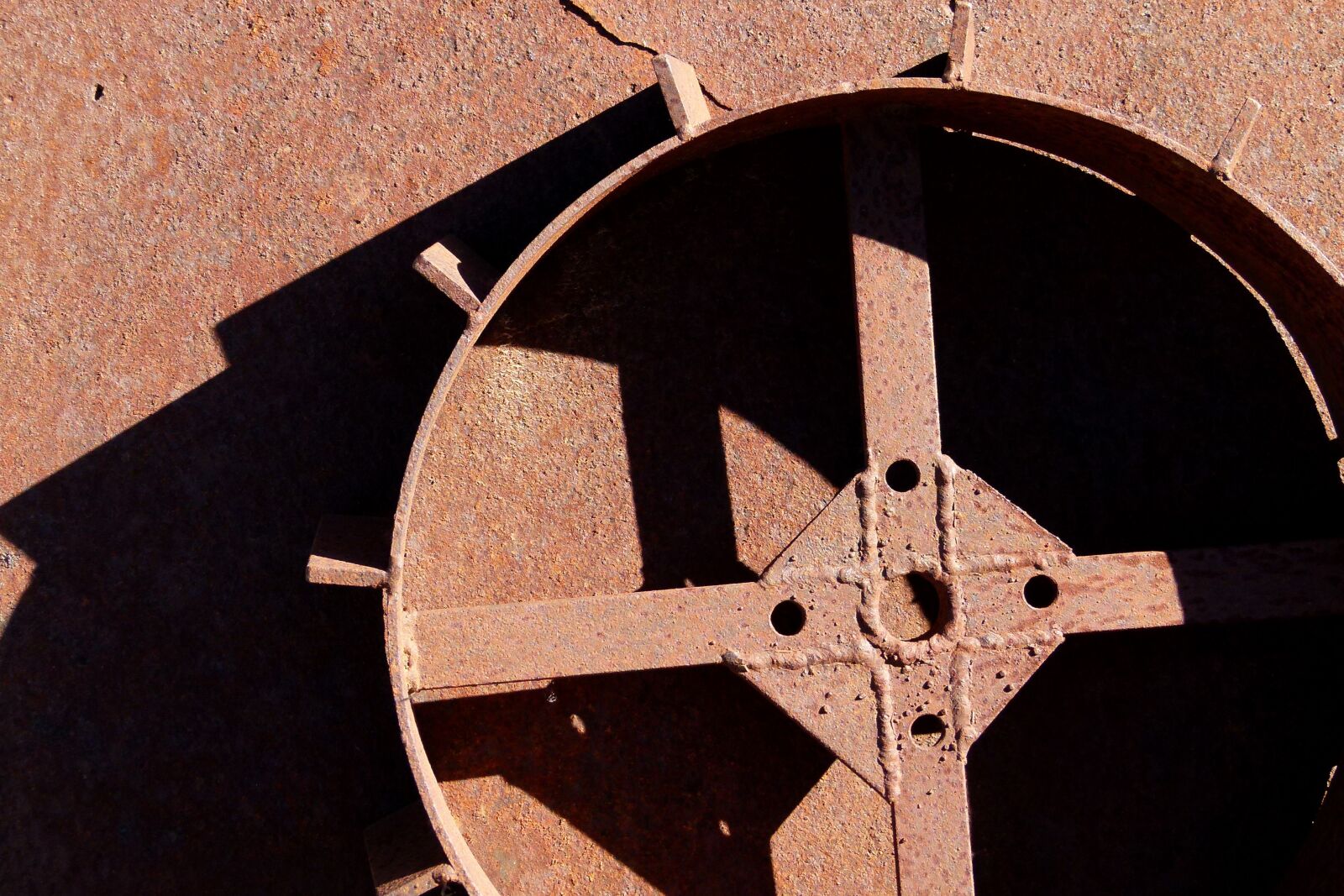 Leica V-Lux 2 sample photo. Wheel, sprocket, mechanism photography