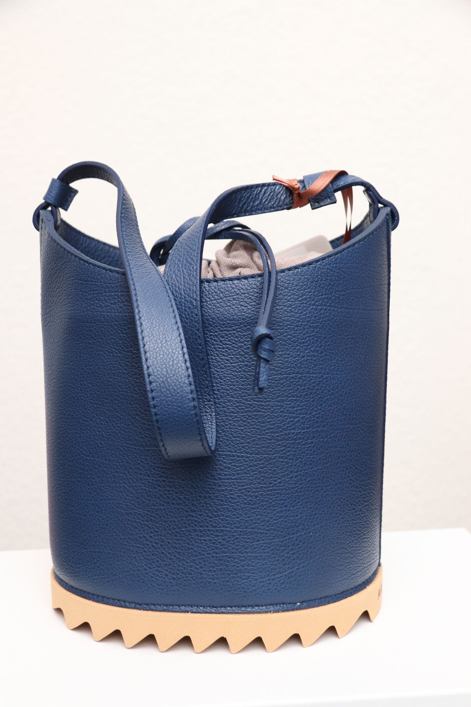 Canon EF-S 17-85mm F4-5.6 IS USM sample photo. Handle, bag, isolated photography