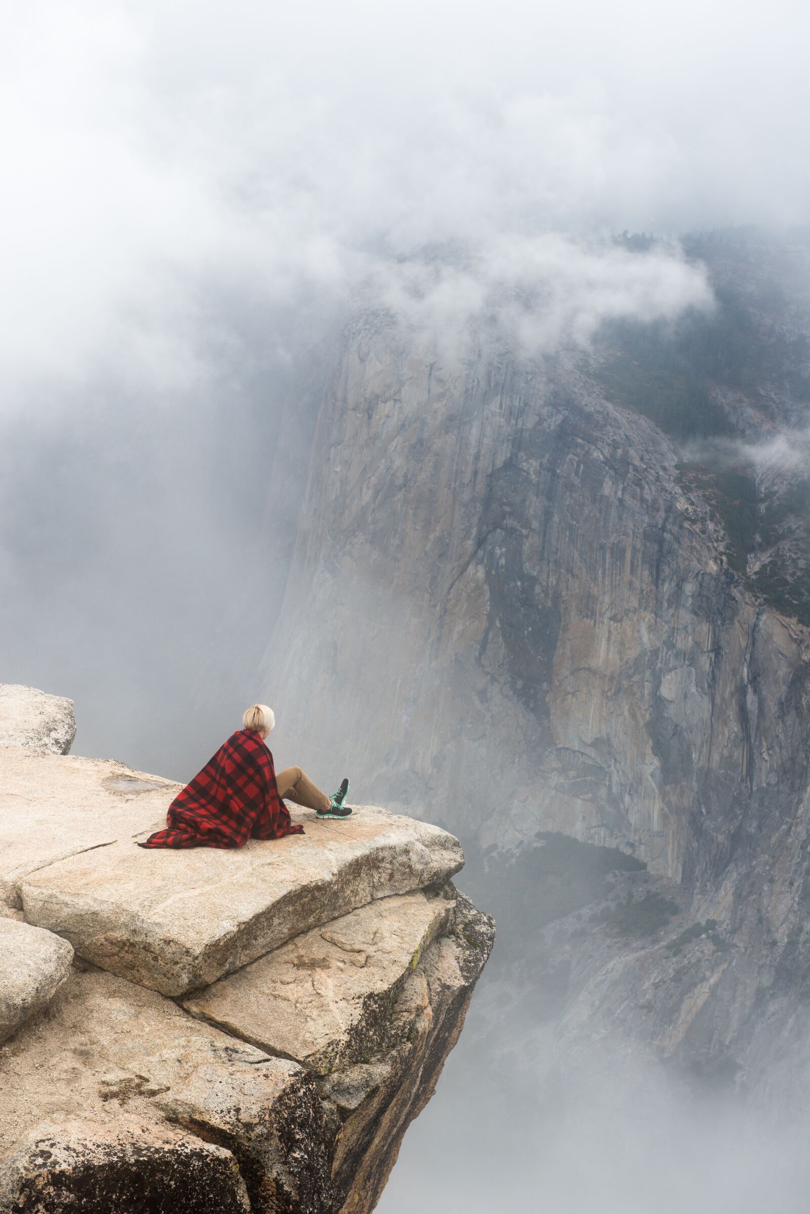 Nikon D800 sample photo. Cliff, clouds, fog photography