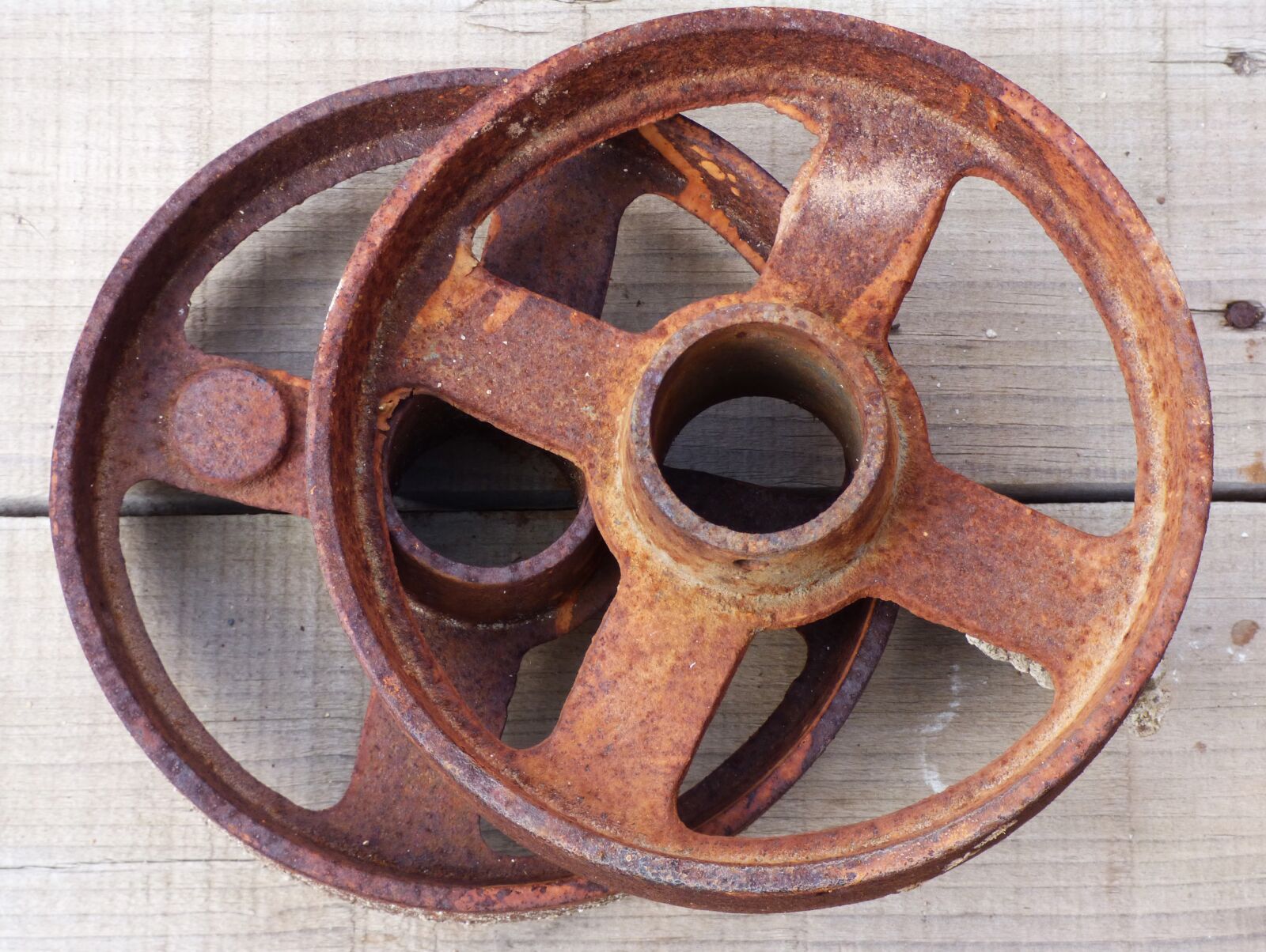 Panasonic Lumix DMC-FZ70 sample photo. Pulley, mechanism, vintage photography