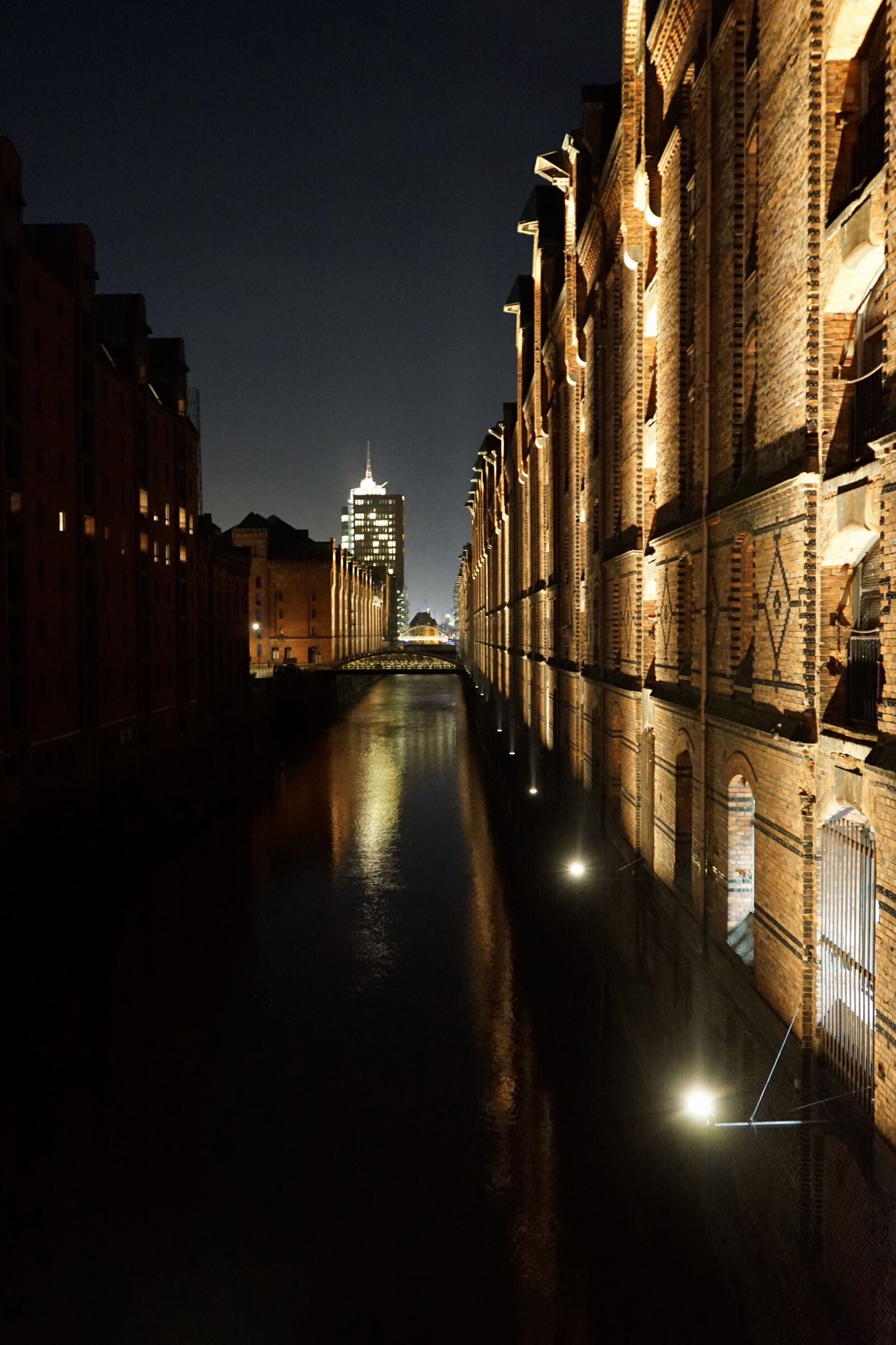 Sony a7 II + Sony FE 28-70mm F3.5-5.6 OSS sample photo. Speicherstadt, facade, hamburg photography