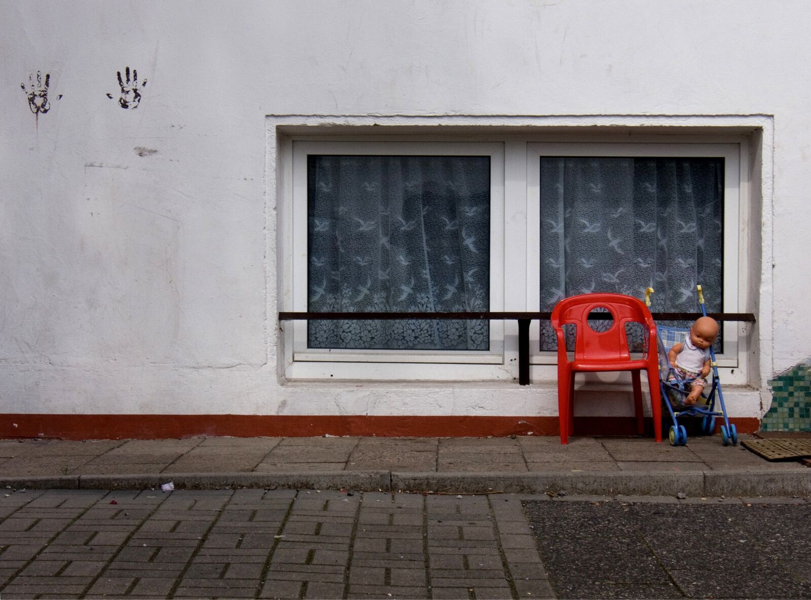 Panasonic DMC-FZ30 sample photo. Wall, chair, red photography