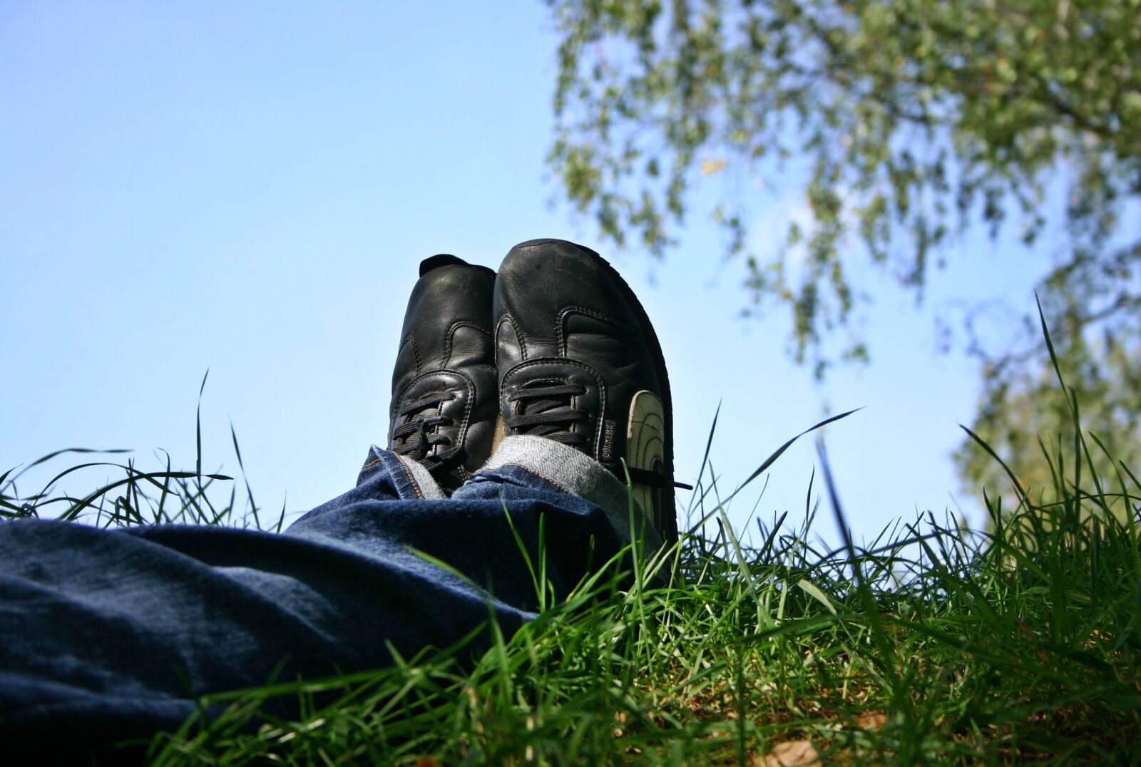 Canon EOS 300D (EOS Digital Rebel / EOS Kiss Digital) sample photo. Shoes, feet, rest photography