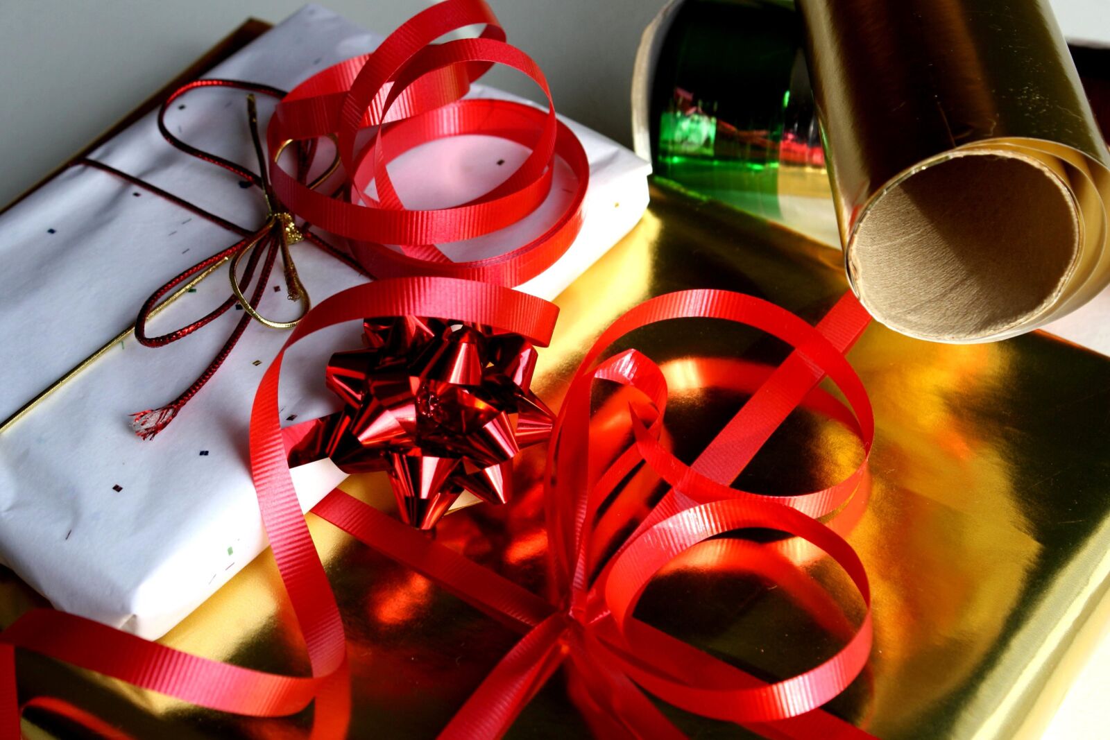 f/3.5-5.6 IS sample photo. Wrapping paper, presents, gifts photography