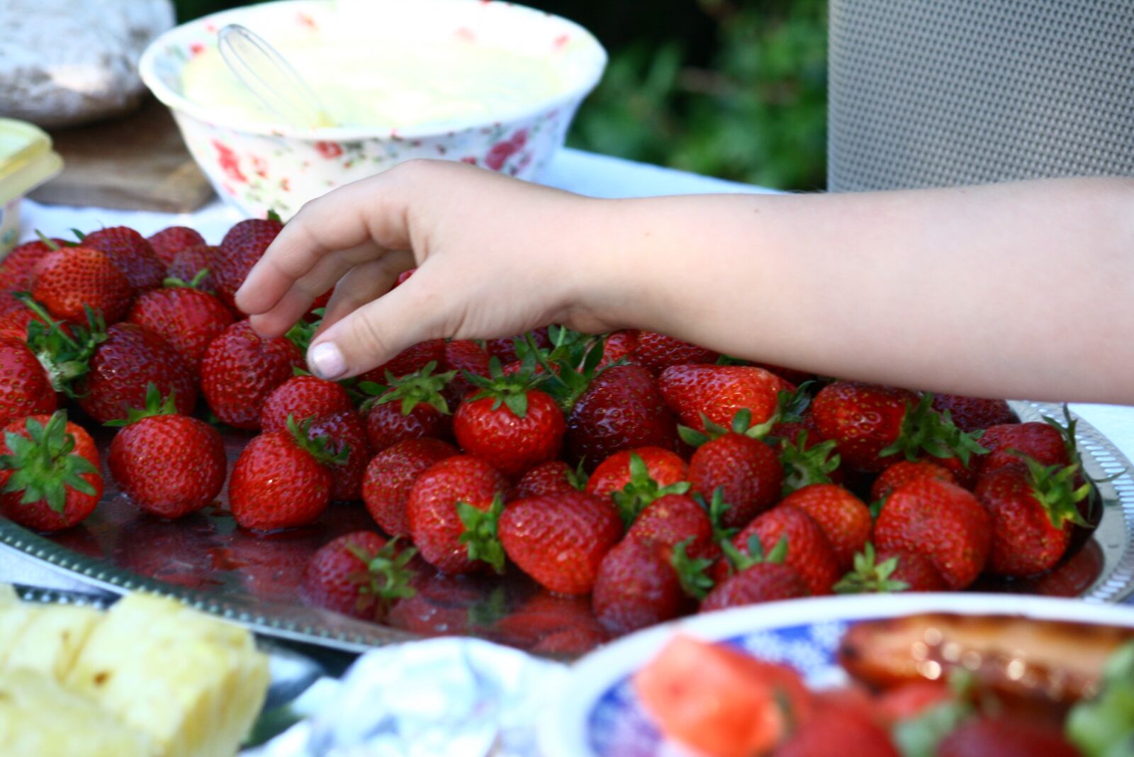 Canon EOS 400D (EOS Digital Rebel XTi / EOS Kiss Digital X) sample photo. Strawberries, child, hand photography