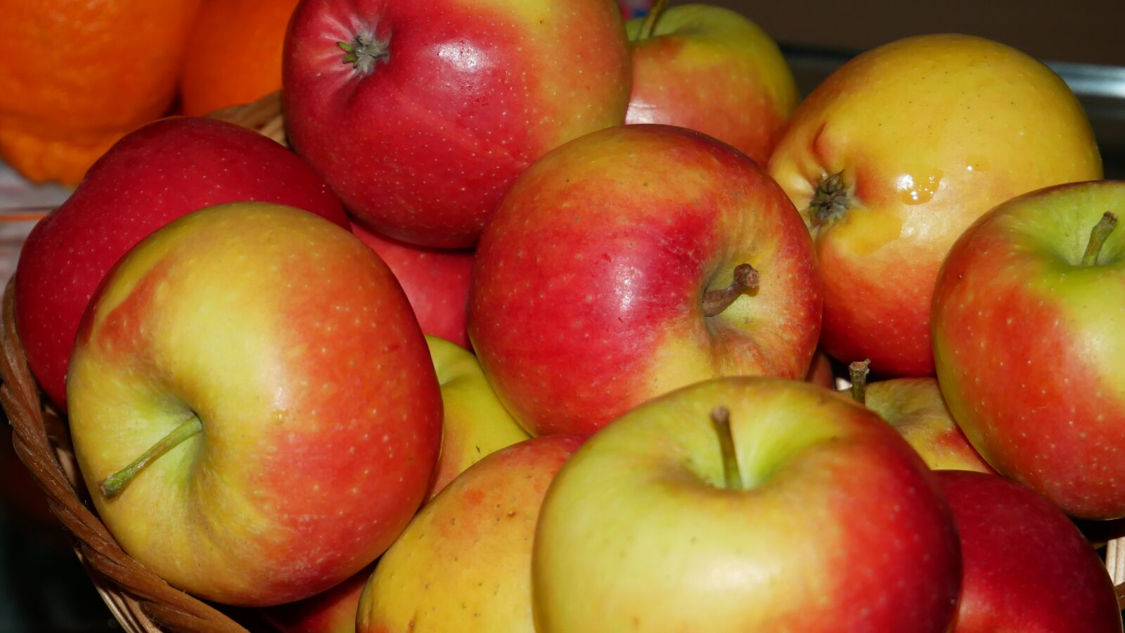 Panasonic DMC-G81 sample photo. Fruit, apple, vitamins photography