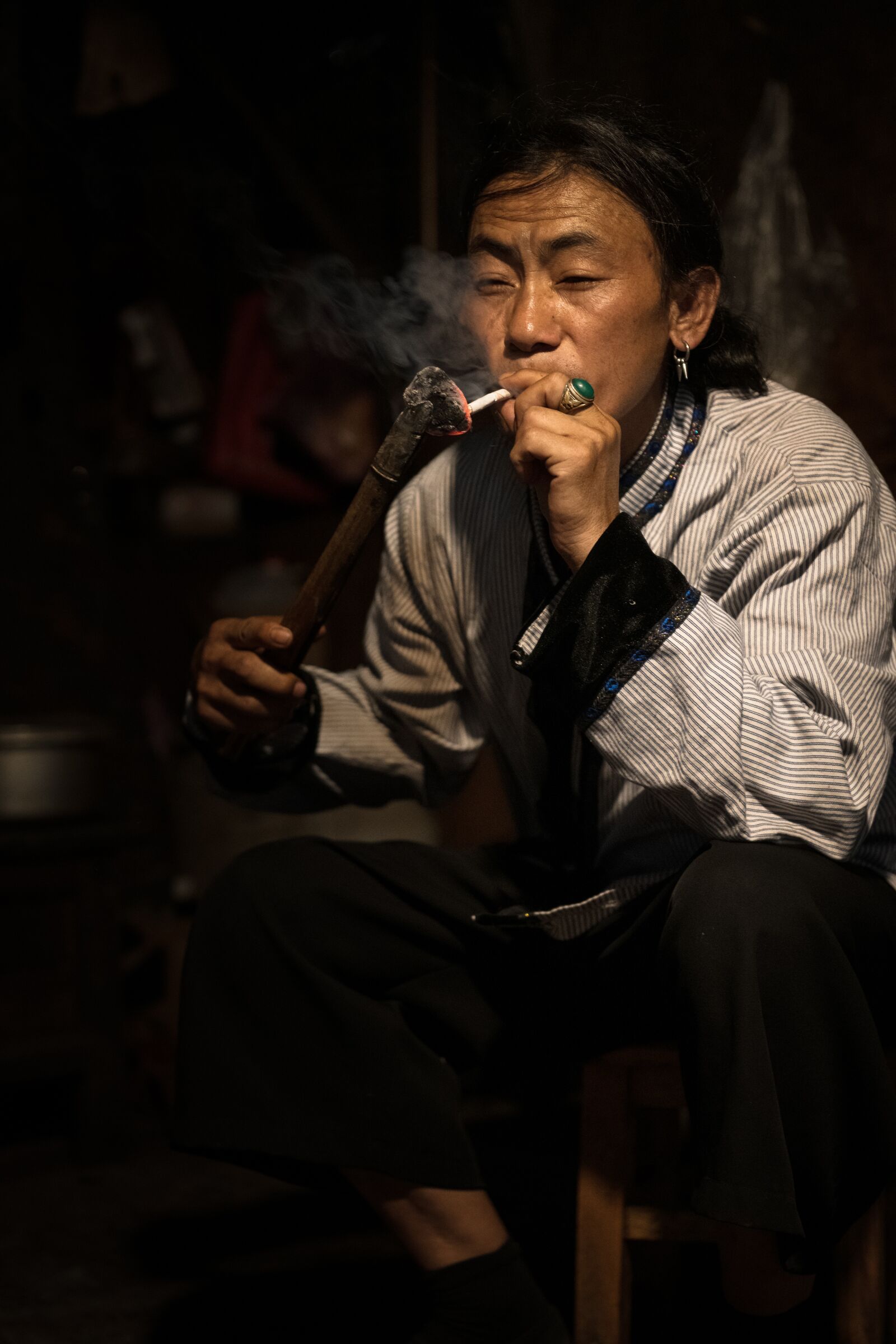 Nikon D850 sample photo. Asian man smoking, asian photography