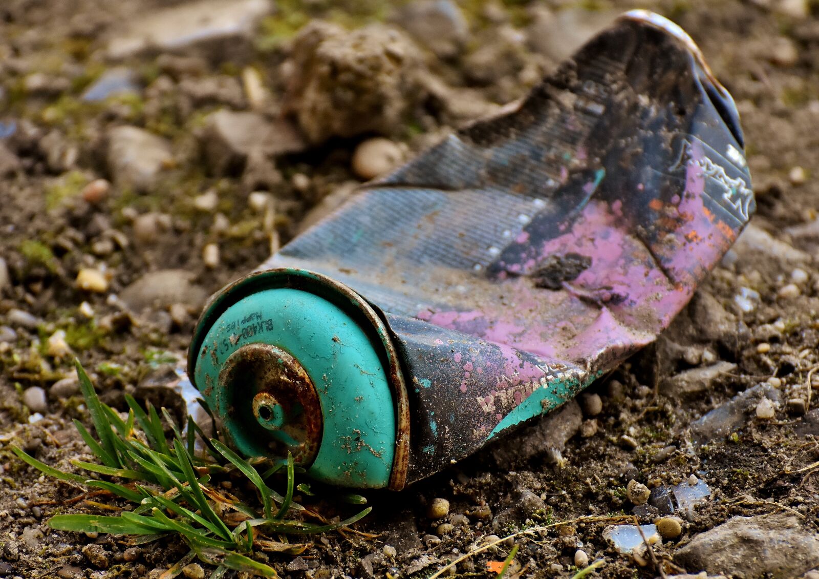 Nikon D7200 sample photo. Spray can, color, graffiti photography