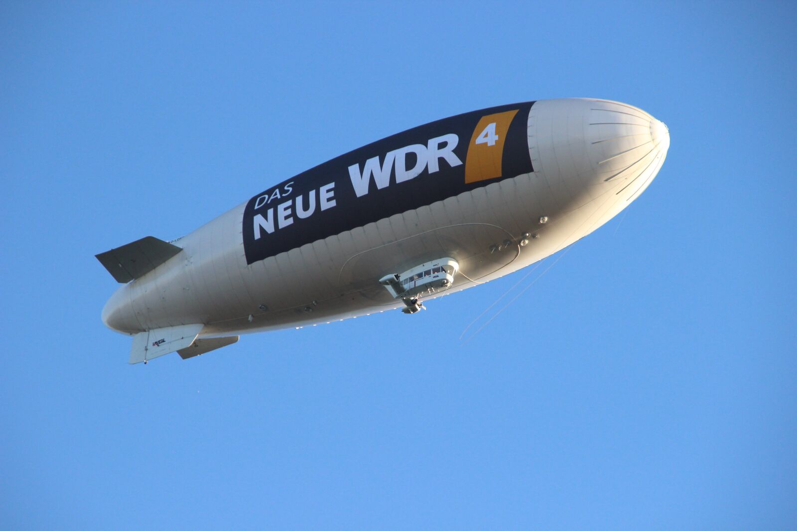 Canon EOS 600D (Rebel EOS T3i / EOS Kiss X5) sample photo. Airship, sky, zeppelin photography