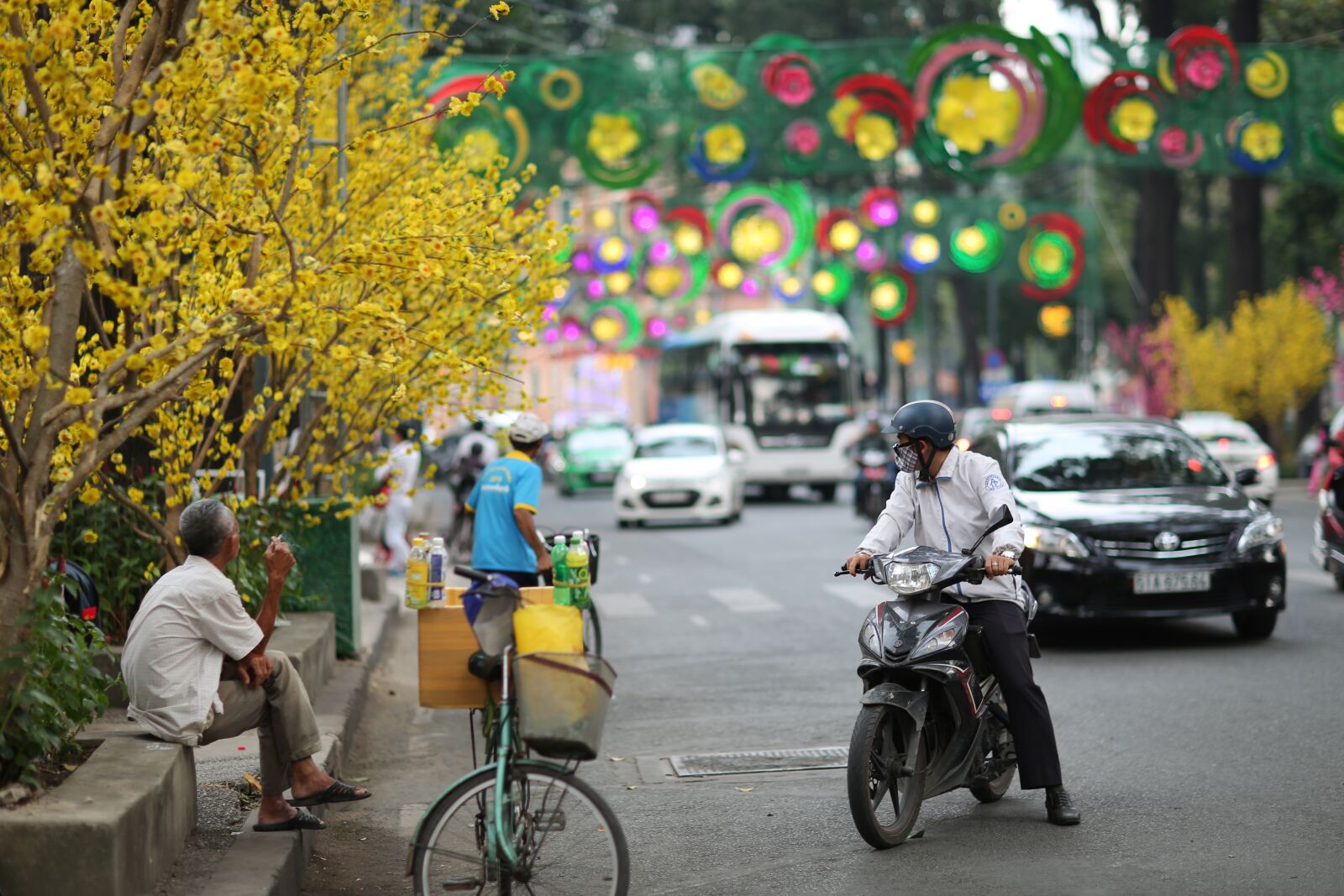 Canon EF 85mm F1.2L II USM sample photo. Street, work, poor photography