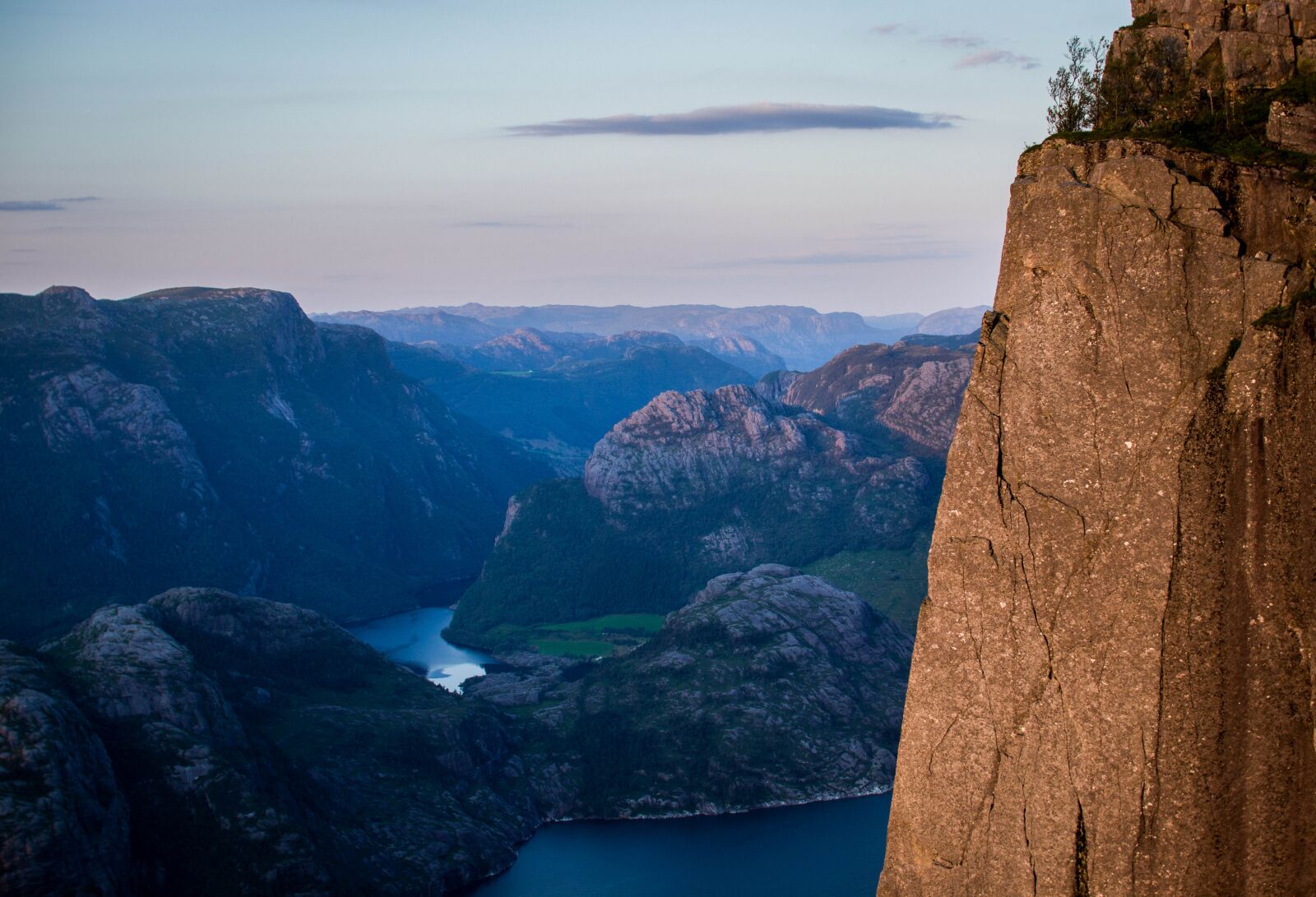 Canon EOS 200D (EOS Rebel SL2 / EOS Kiss X9) sample photo. Norway, preikestolen, landscape photography