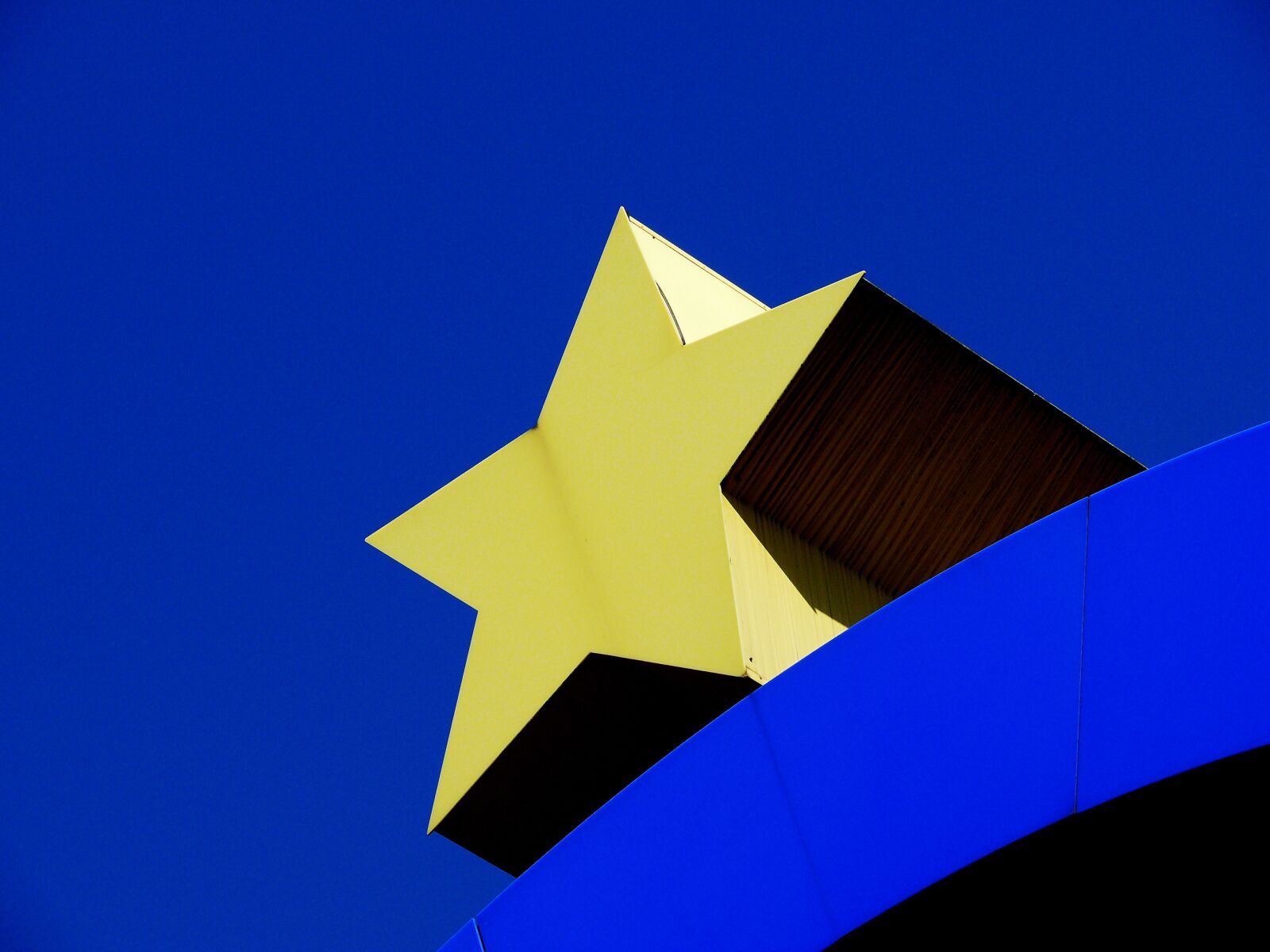 Leica V-LUX 1 sample photo. Star, euro, euro star photography