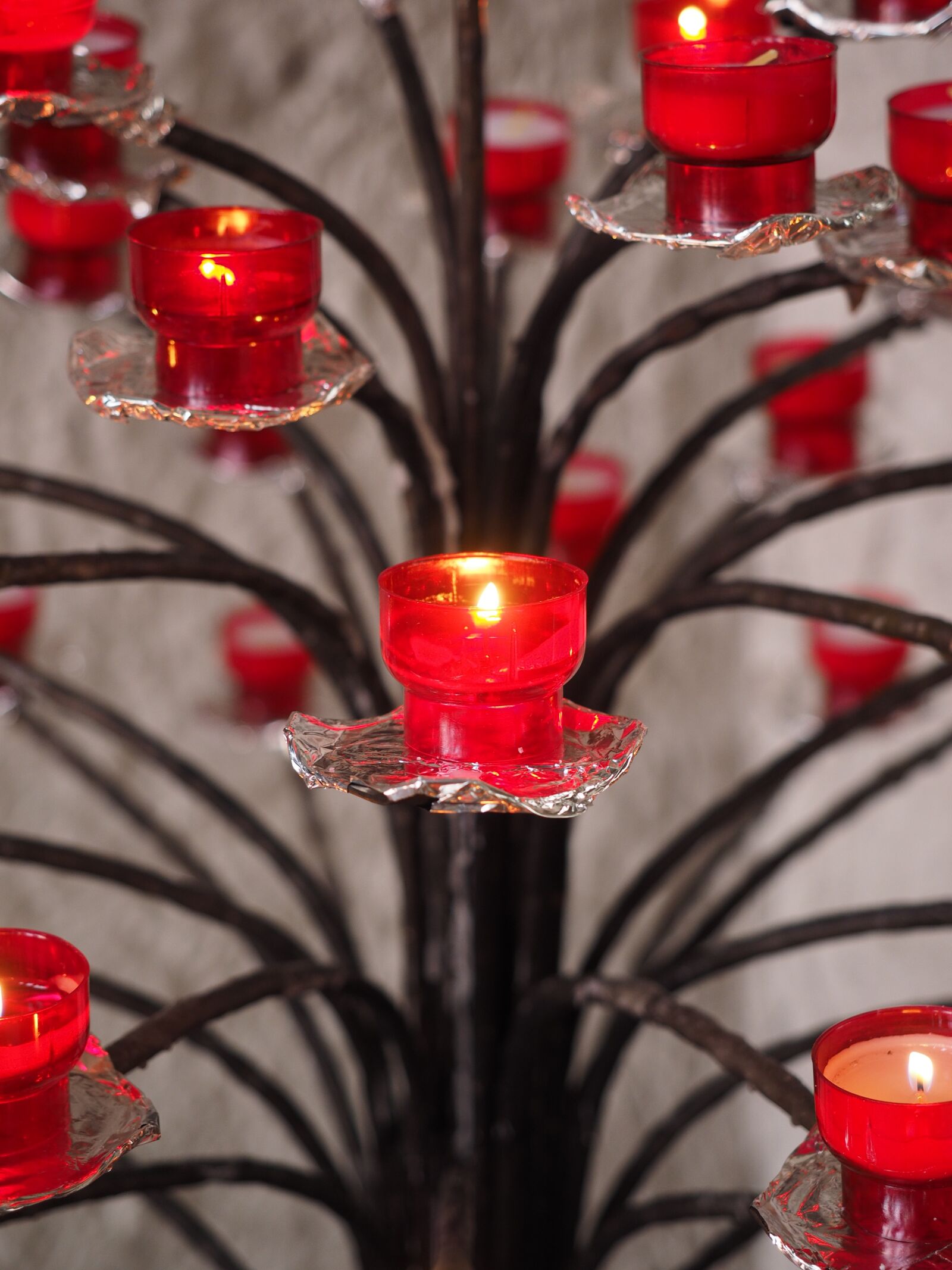 Olympus OM-D E-M1 + Olympus M.Zuiko Digital ED 12-40mm F2.8 Pro sample photo. Candles, burn, red photography