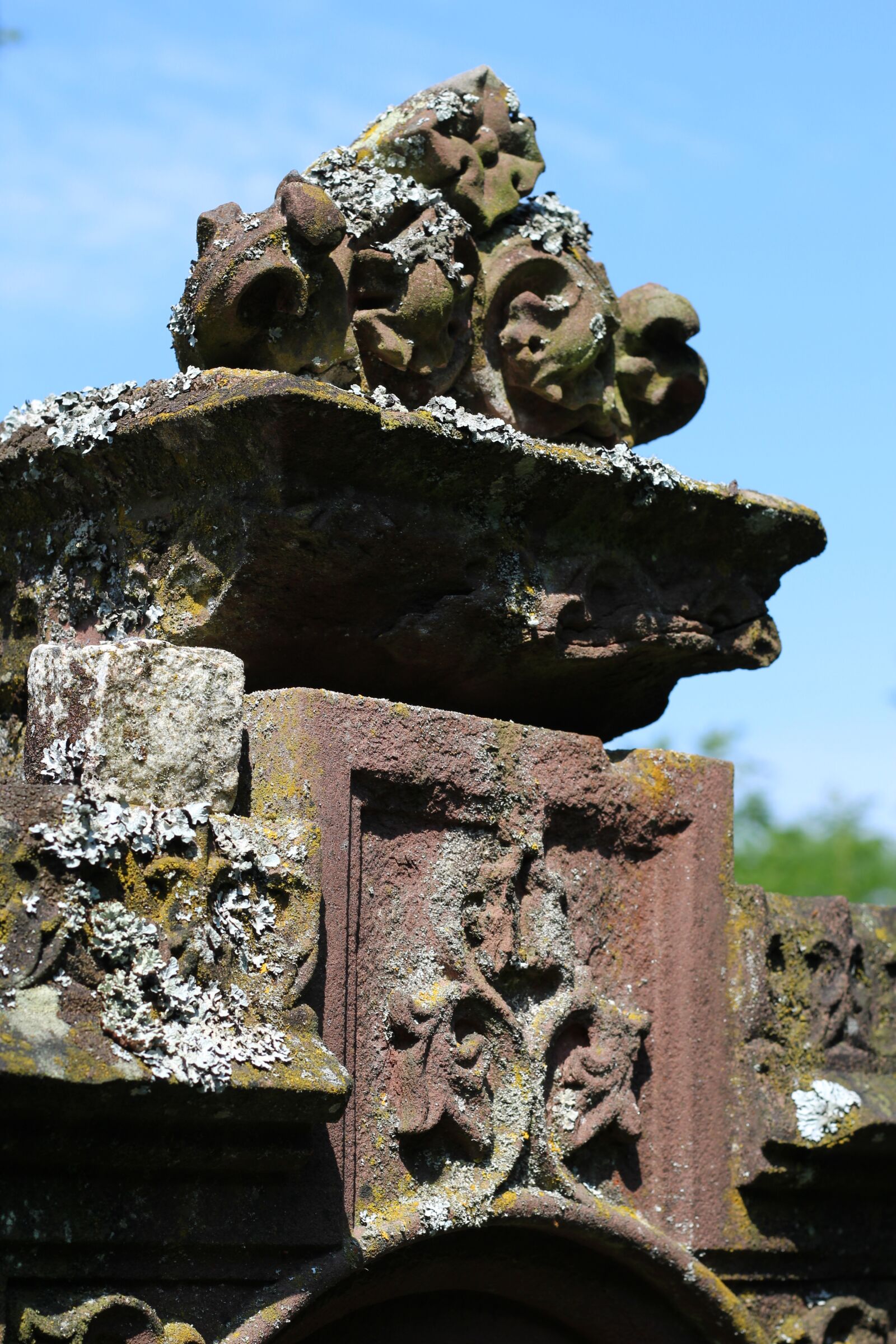 Canon EOS 1200D (EOS Rebel T5 / EOS Kiss X70 / EOS Hi) + Canon EF 50mm F1.8 STM sample photo. Tombstone, jewish cemetery, rock photography