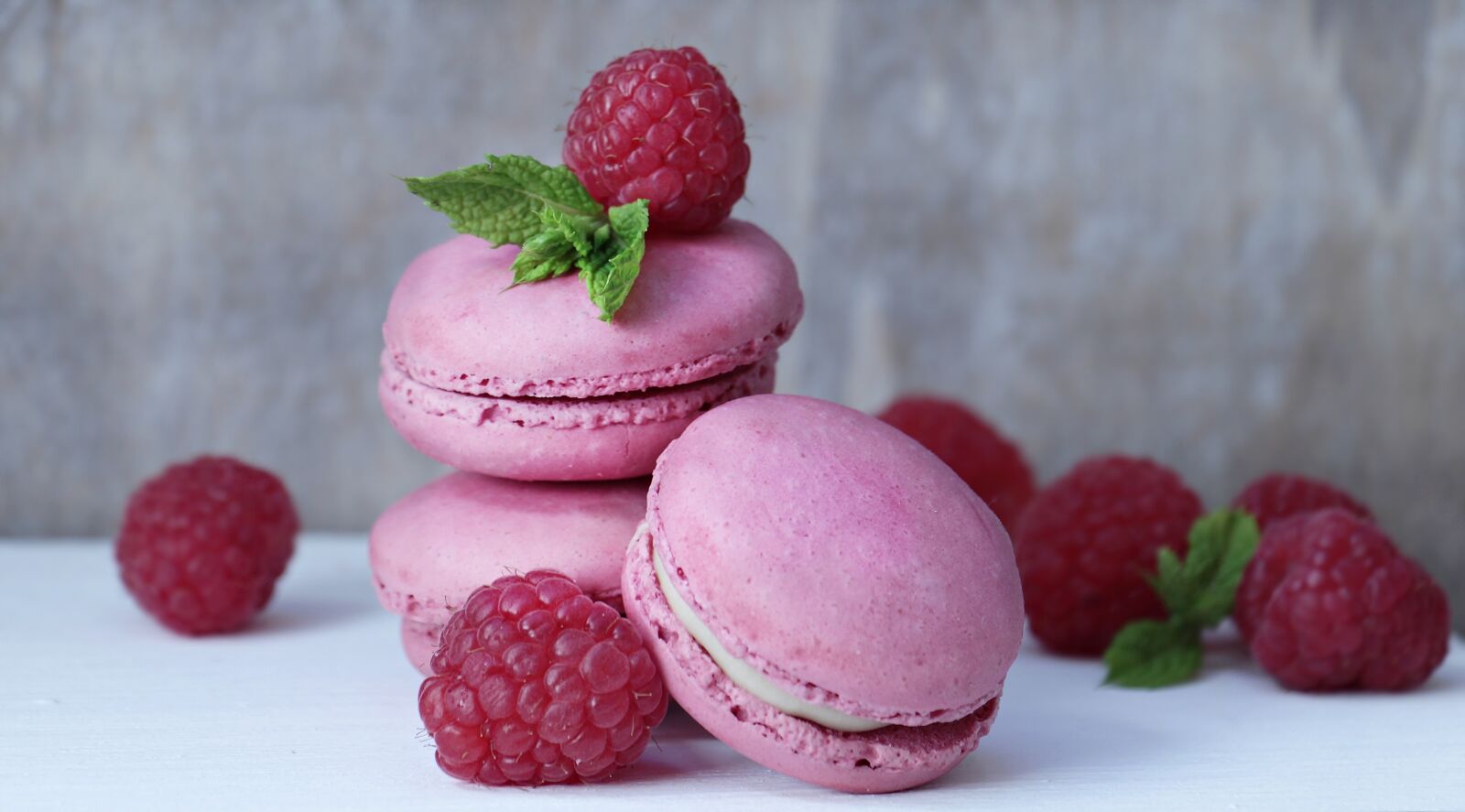 Canon EOS 100D (EOS Rebel SL1 / EOS Kiss X7) sample photo. Macarons, raspberries, pastries photography