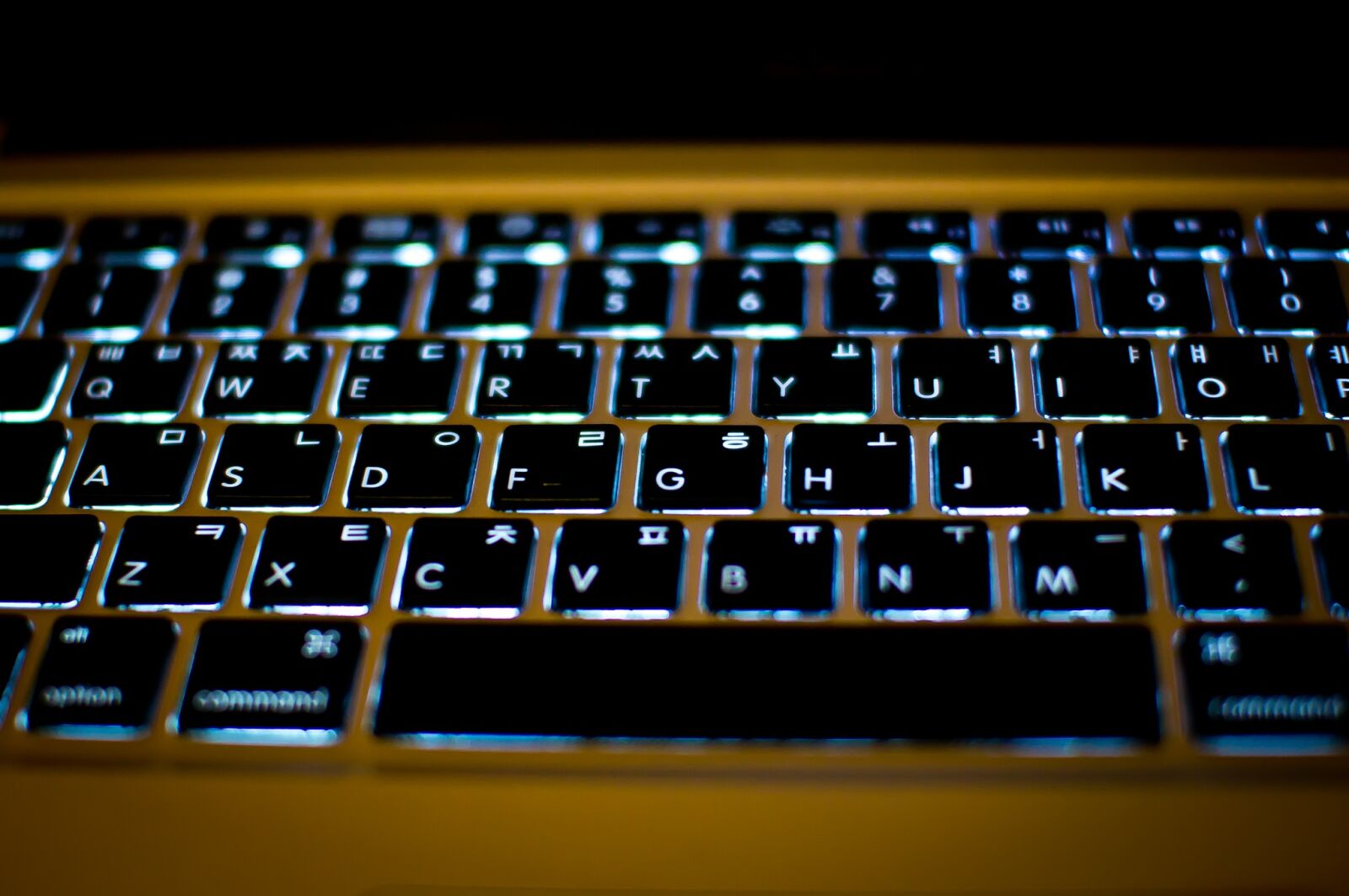 Sony SLT-A57 sample photo. Keyboard, notebook, macbook photography