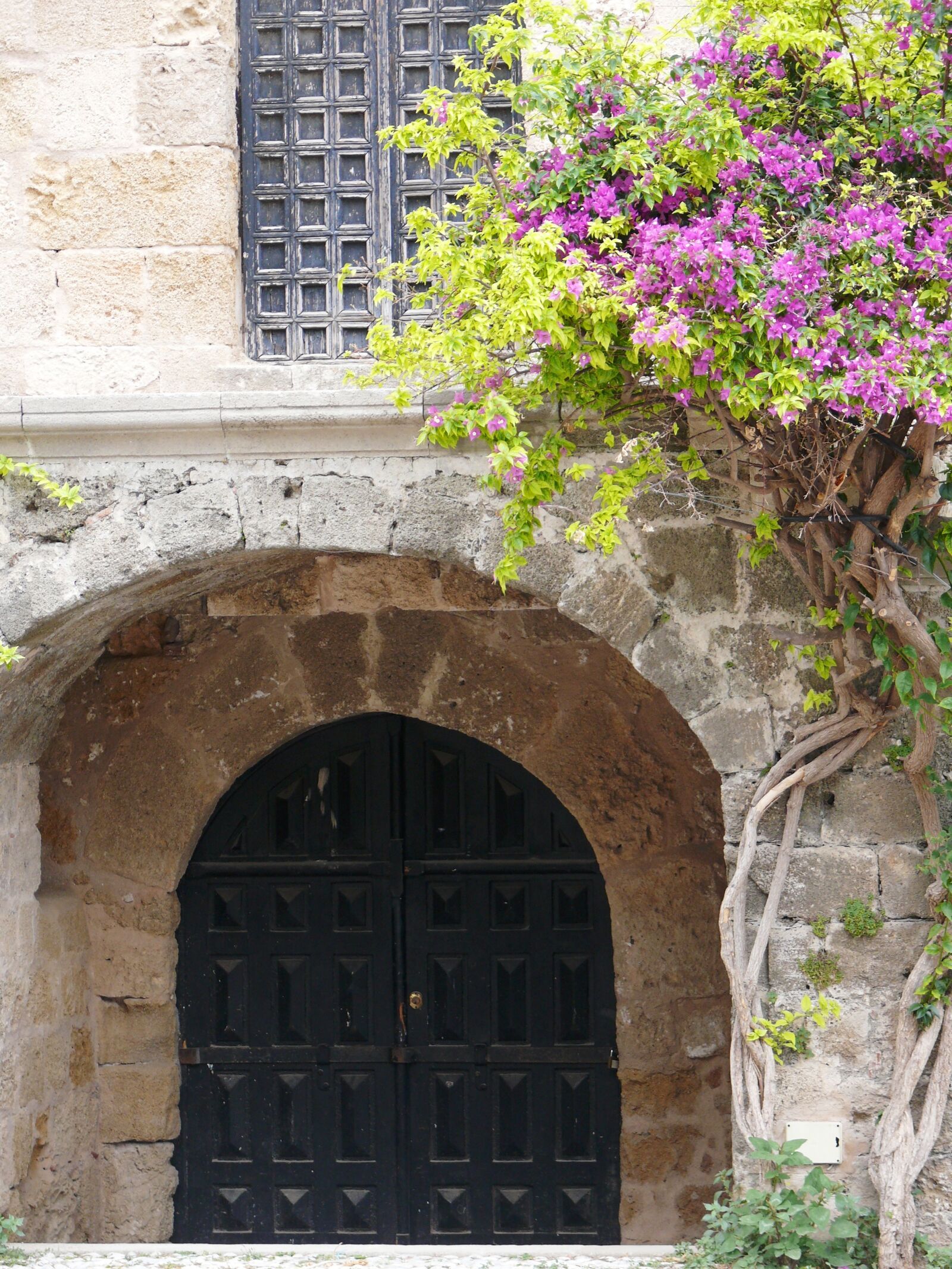 Panasonic DMC-FZ50 sample photo. Rhodes, old town, knight photography