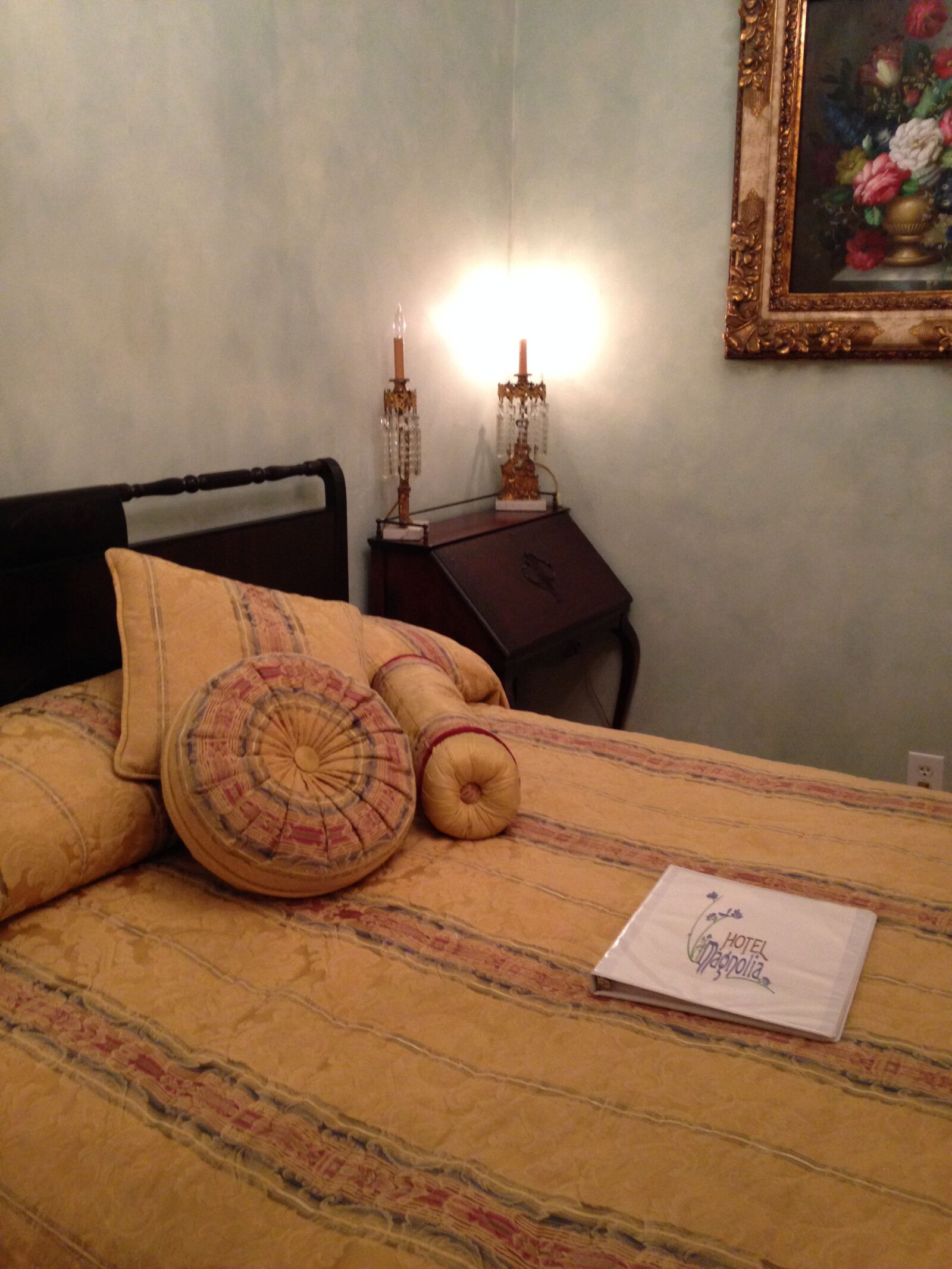 iPhone 5c back camera 4.12mm f/2.4 sample photo. Antique, bed, bedroom photography