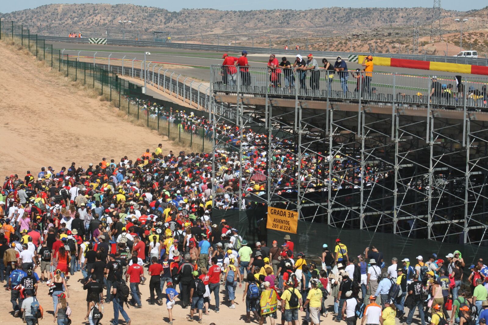 Canon EOS 400D (EOS Digital Rebel XTi / EOS Kiss Digital X) sample photo. Crowd, harrows, moto gp photography