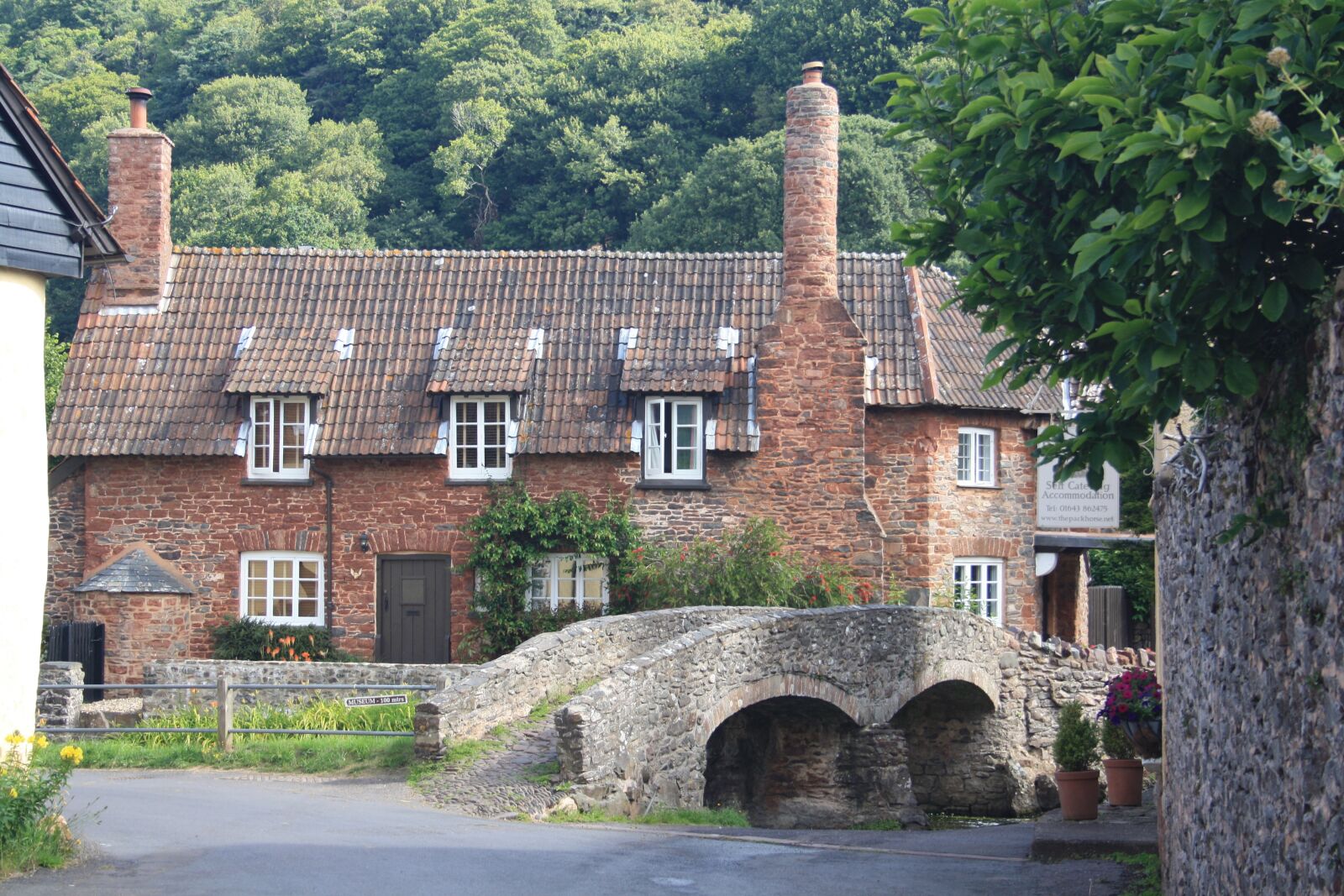 Canon EOS 1000D (EOS Digital Rebel XS / EOS Kiss F) sample photo. Bridge, old house, village photography