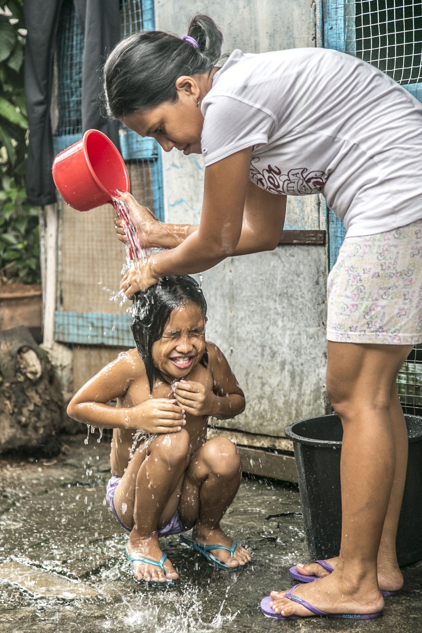Canon EOS 6D + Canon EF 24-105mm F4L IS USM sample photo. Bath shower, children, mother photography